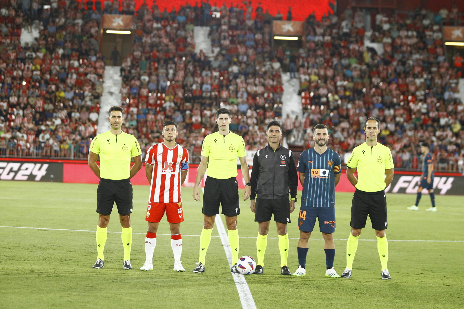 Imágenes del partido de La Liga Ea Sports U.D. Almería-Valencia C.F.
