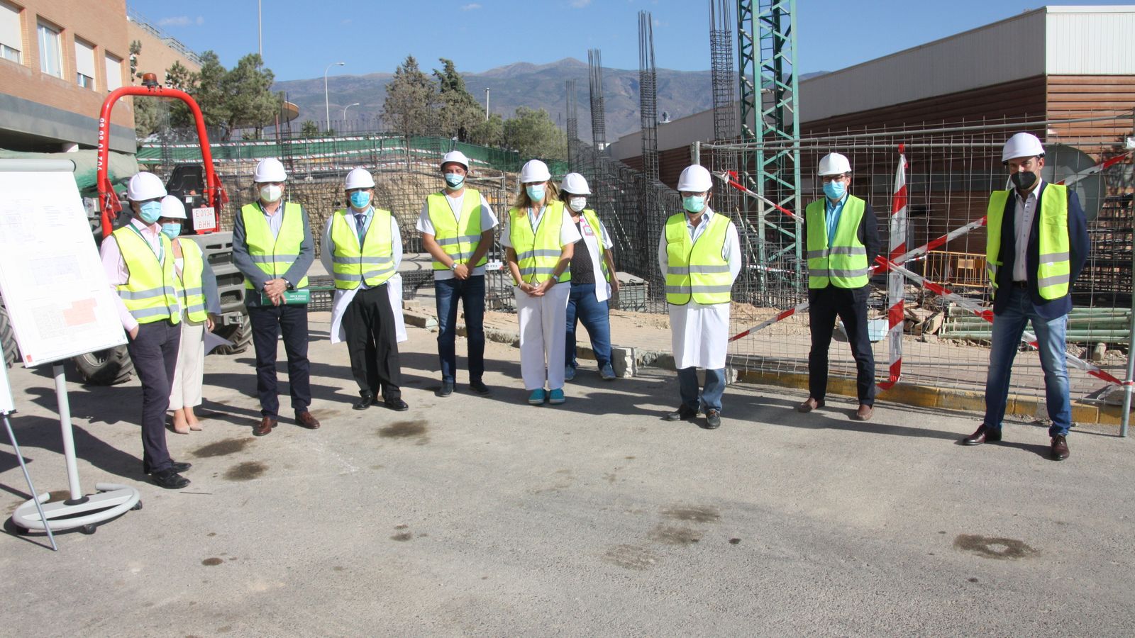Profesionales del hospital, de la empresa constructora y el delegado de Salud y Familias.