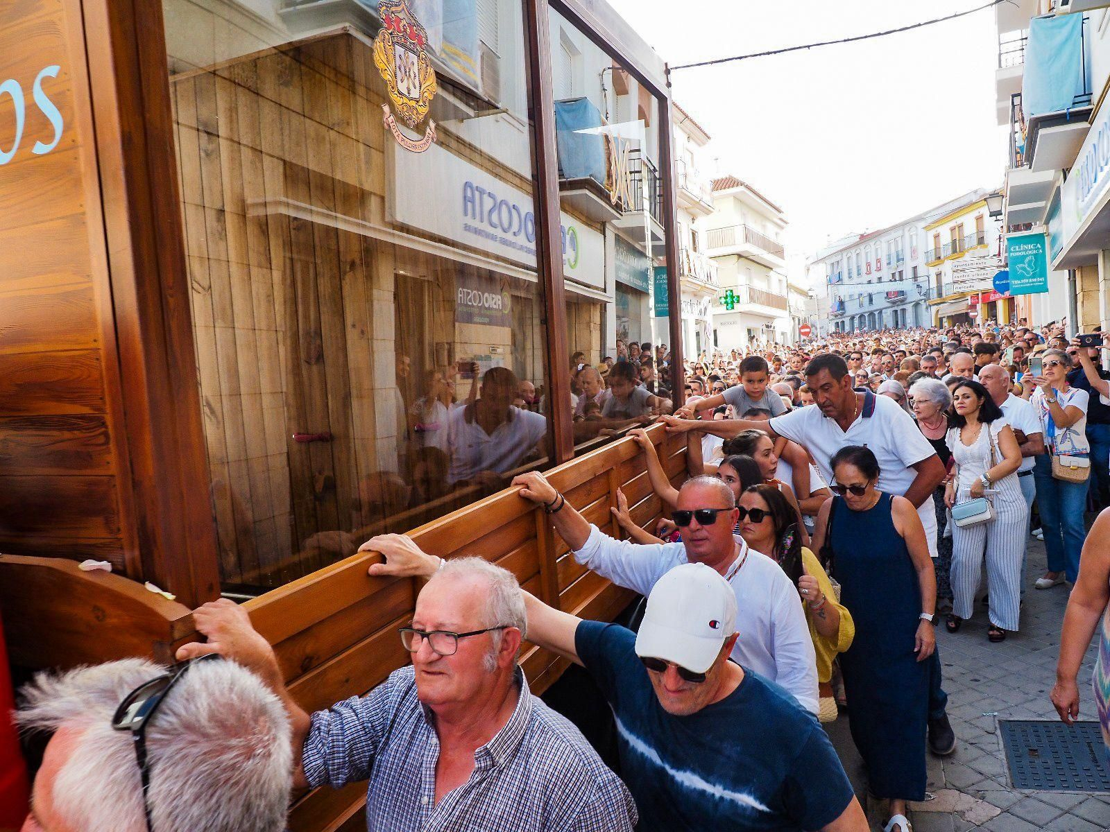 Imágenes de la multitudinaria despedida de la Virgen de la Bella en Lepe antes de la Magna, emulando la de 1954