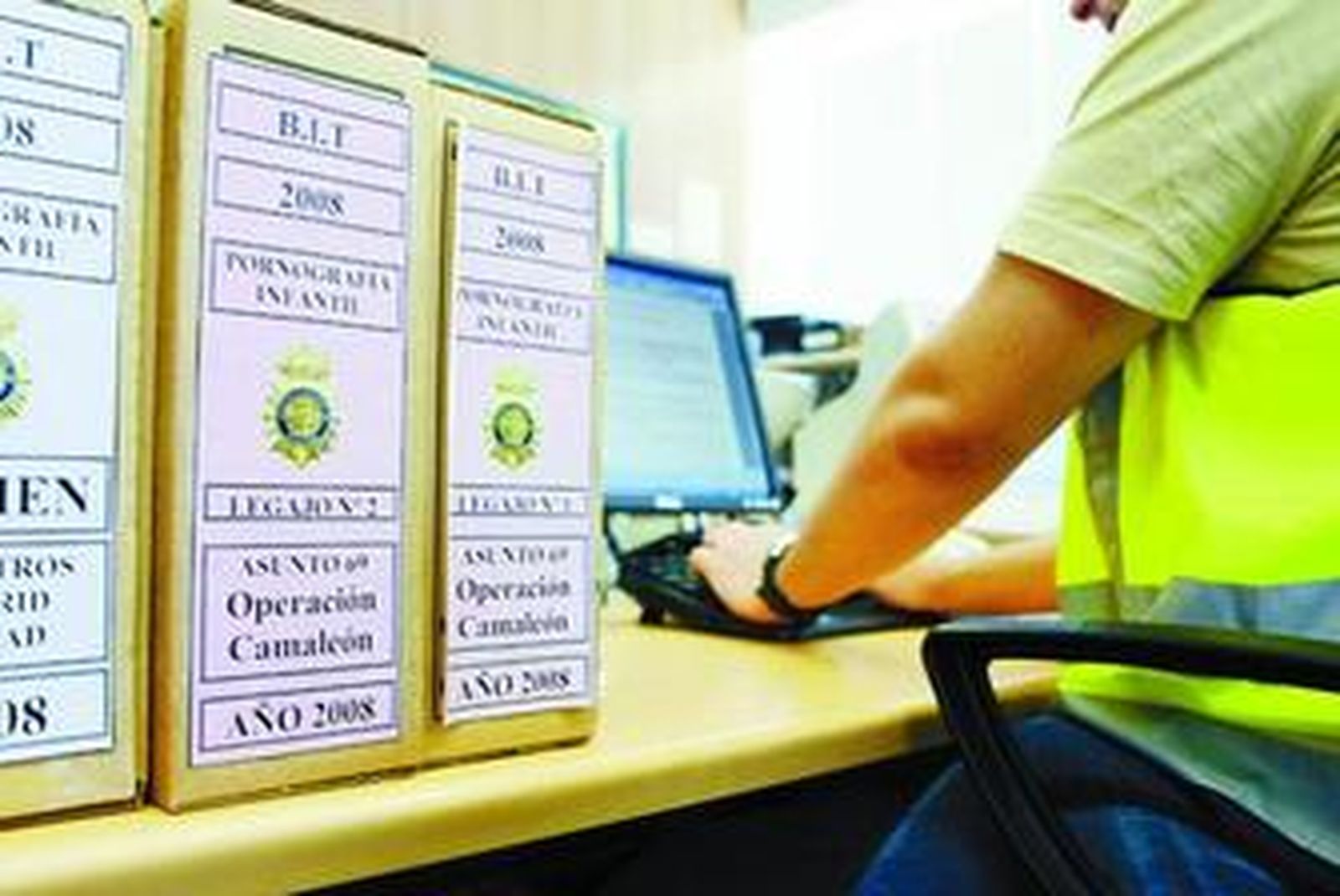 Un policía de la BIT, frente al ordenador en la anterior operación en Cádiz.