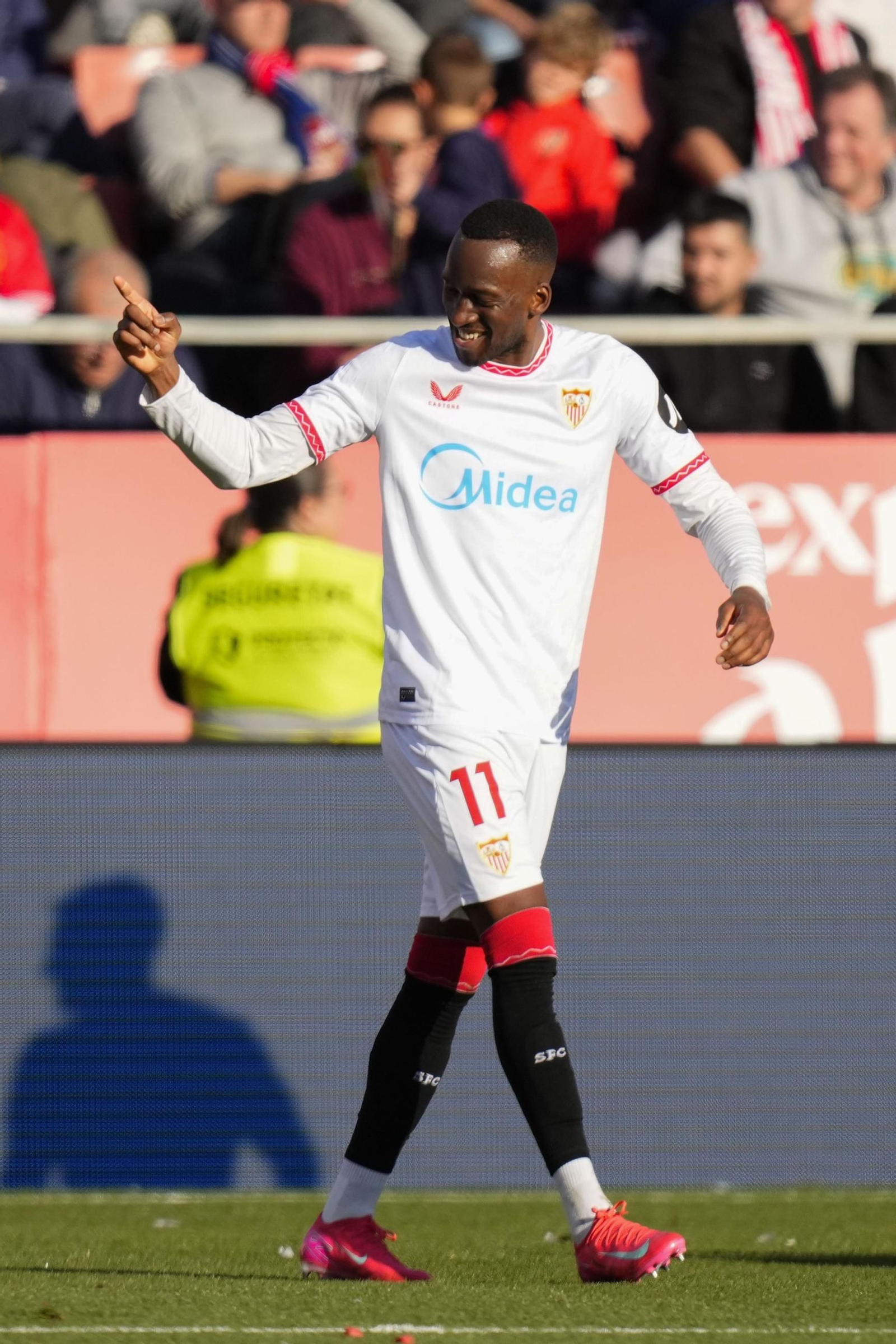 Lukébakio realiza un gesto de satisfacción tras su gol clave en Montilivi.