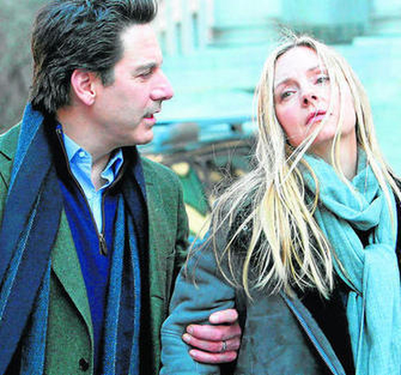 Una imagen de dos protagonistas de la serie 'Allegiance'.