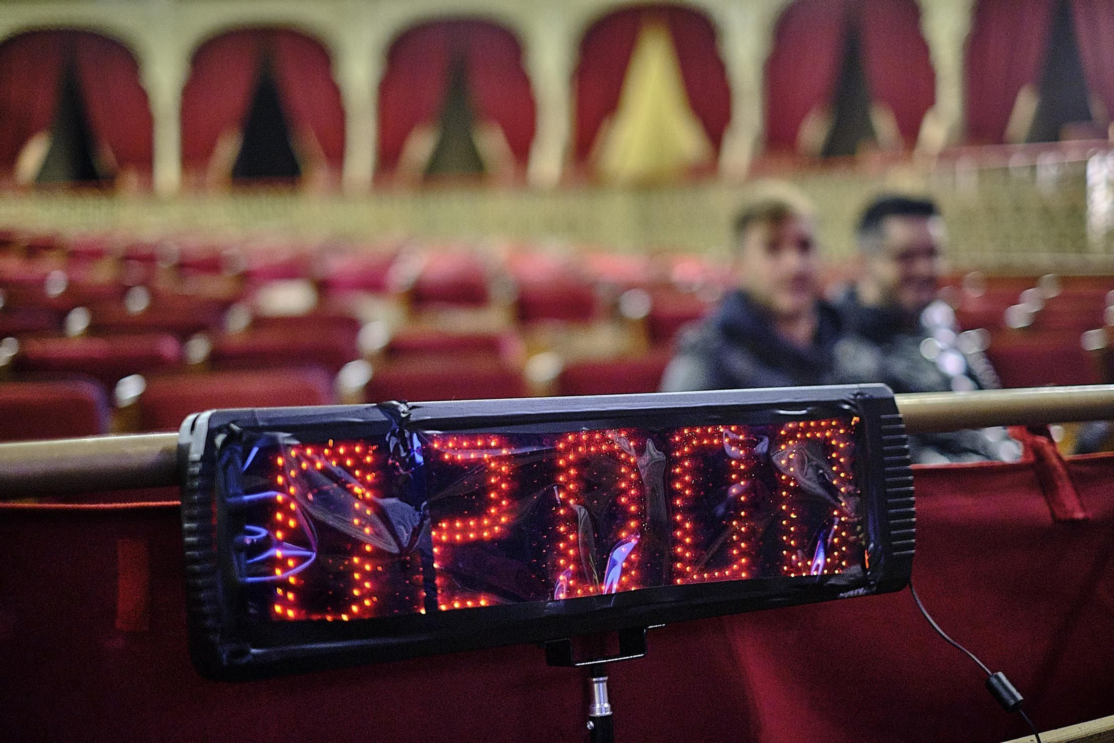 El reloj ubicado en el foso para que las agrupaciones no se pasen de tiempo.