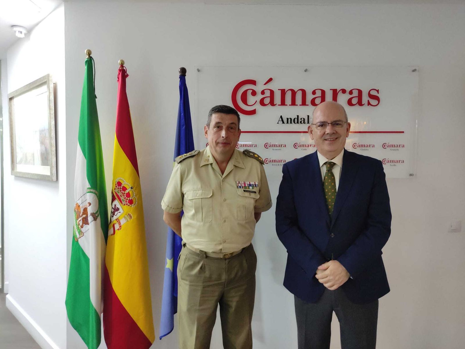Carlos Echevarría, coronel coordinador del convenio en Andalucía, y Javier Sánchez Rojas, presidente del Consejo Andaluz de Cámaras.