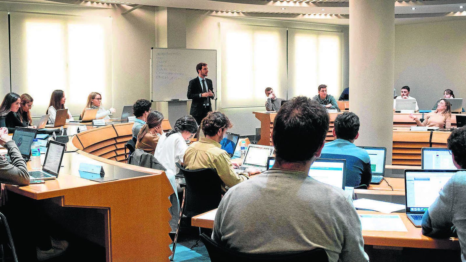 Clases presenciales en el Instituto de Estudios Cajasol.