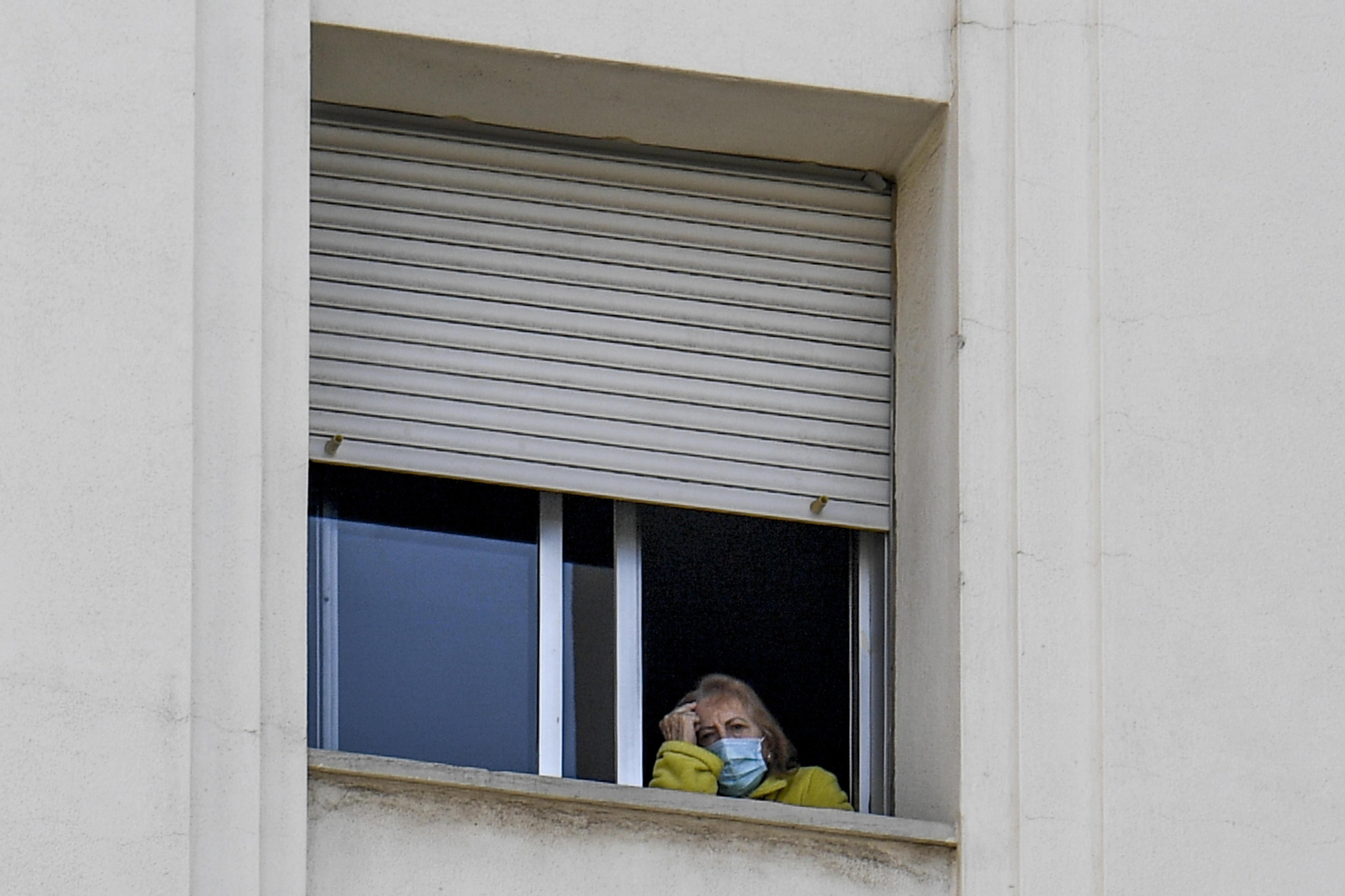 Una mujer en una habitación del Hospital Virgen de las Nieves