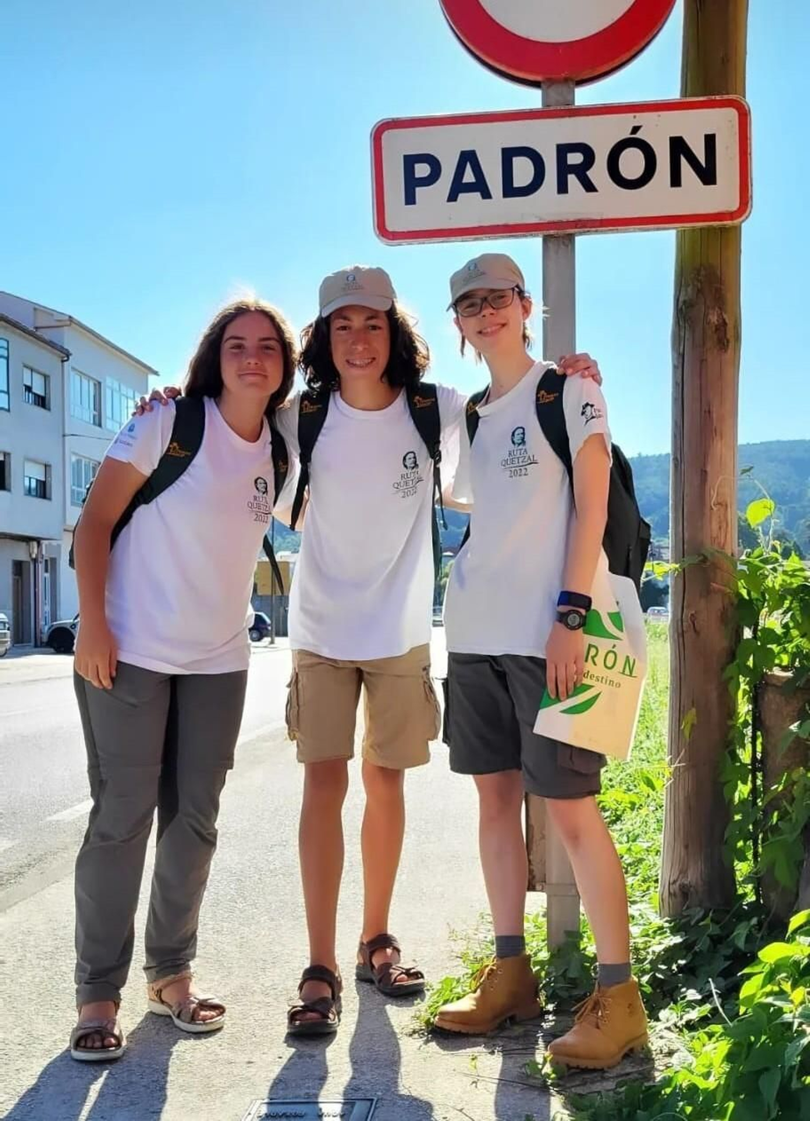 Lorena con sus amigas a la entrada de Padrón