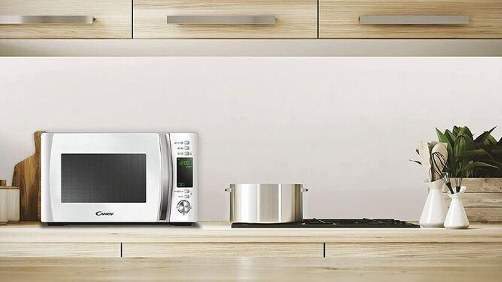 Horno microondas, dispuesto en una cocina