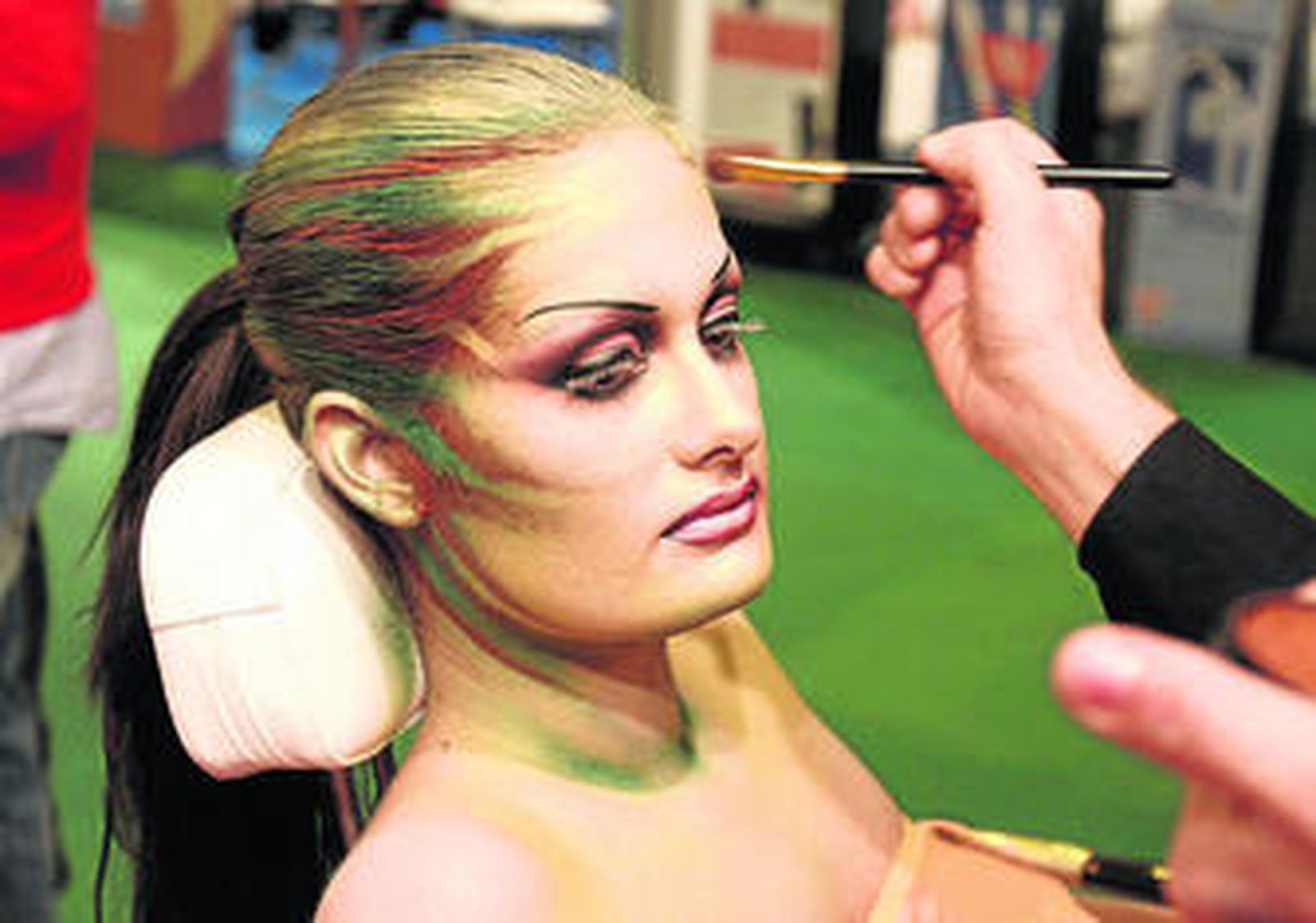 2. La salud y el bienestar también se cuidan en esta feria. En la imagen, una visitante recibe un masaje, en la edición anterior.