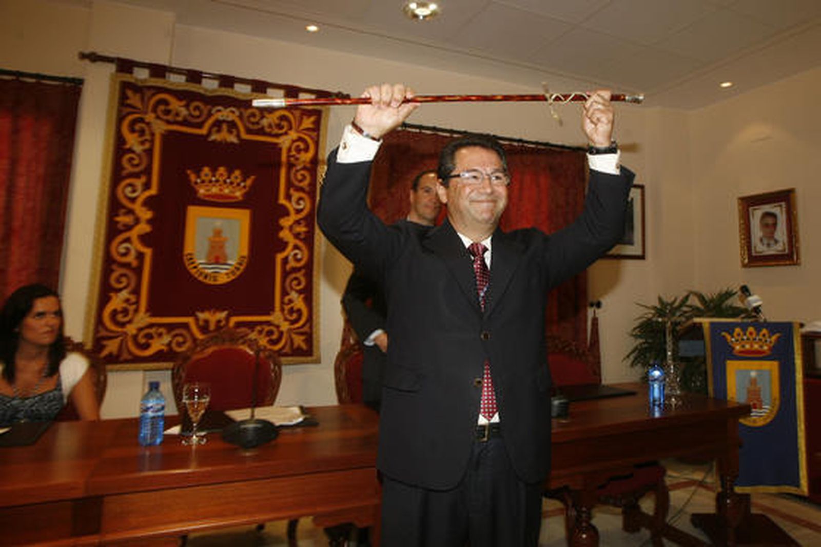 Antonio Peña levanta el bastón de mando tras ser proclamado alcalde.   Foto: Borja Benjumeda