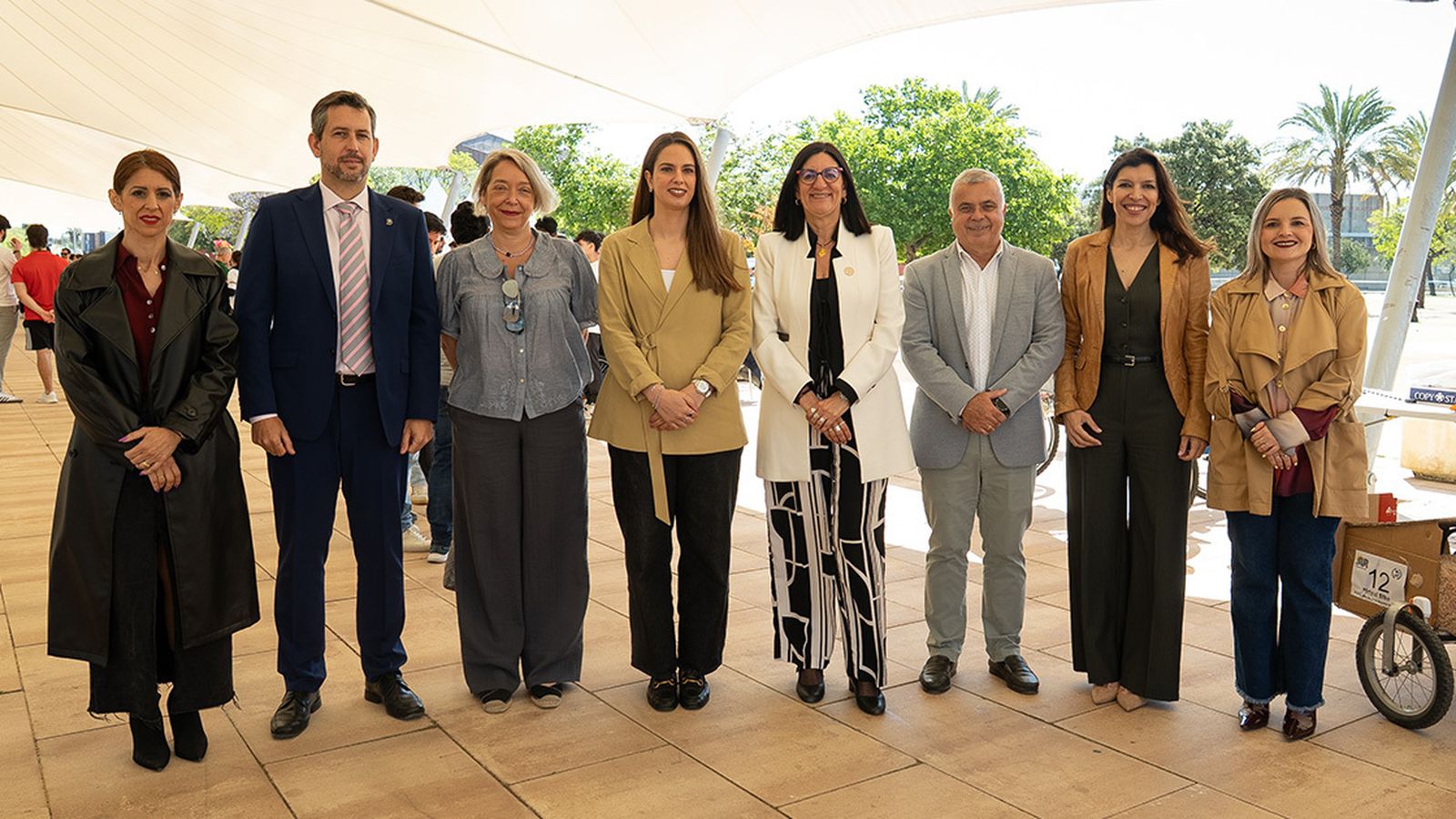 Foto de familia en la inauguración de la actual edición de la carrera de vehículos solares en la UHU.