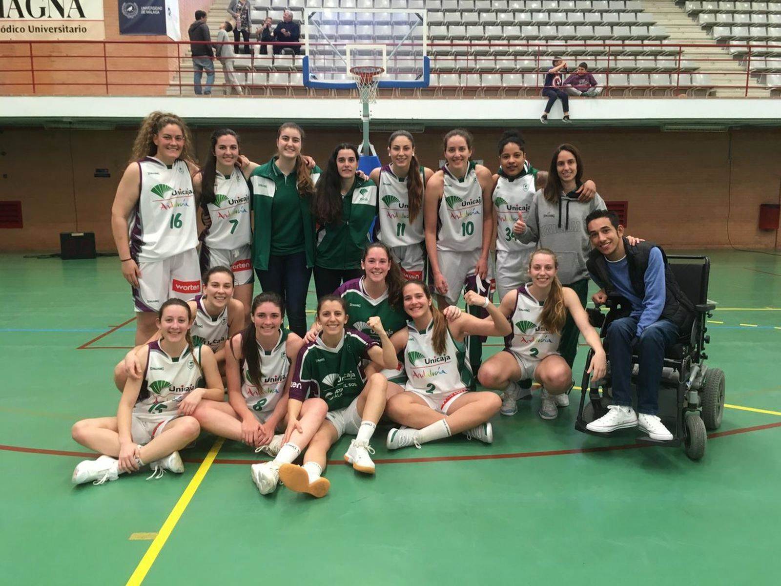 El Unicaja Femenino celebra el triunfo.