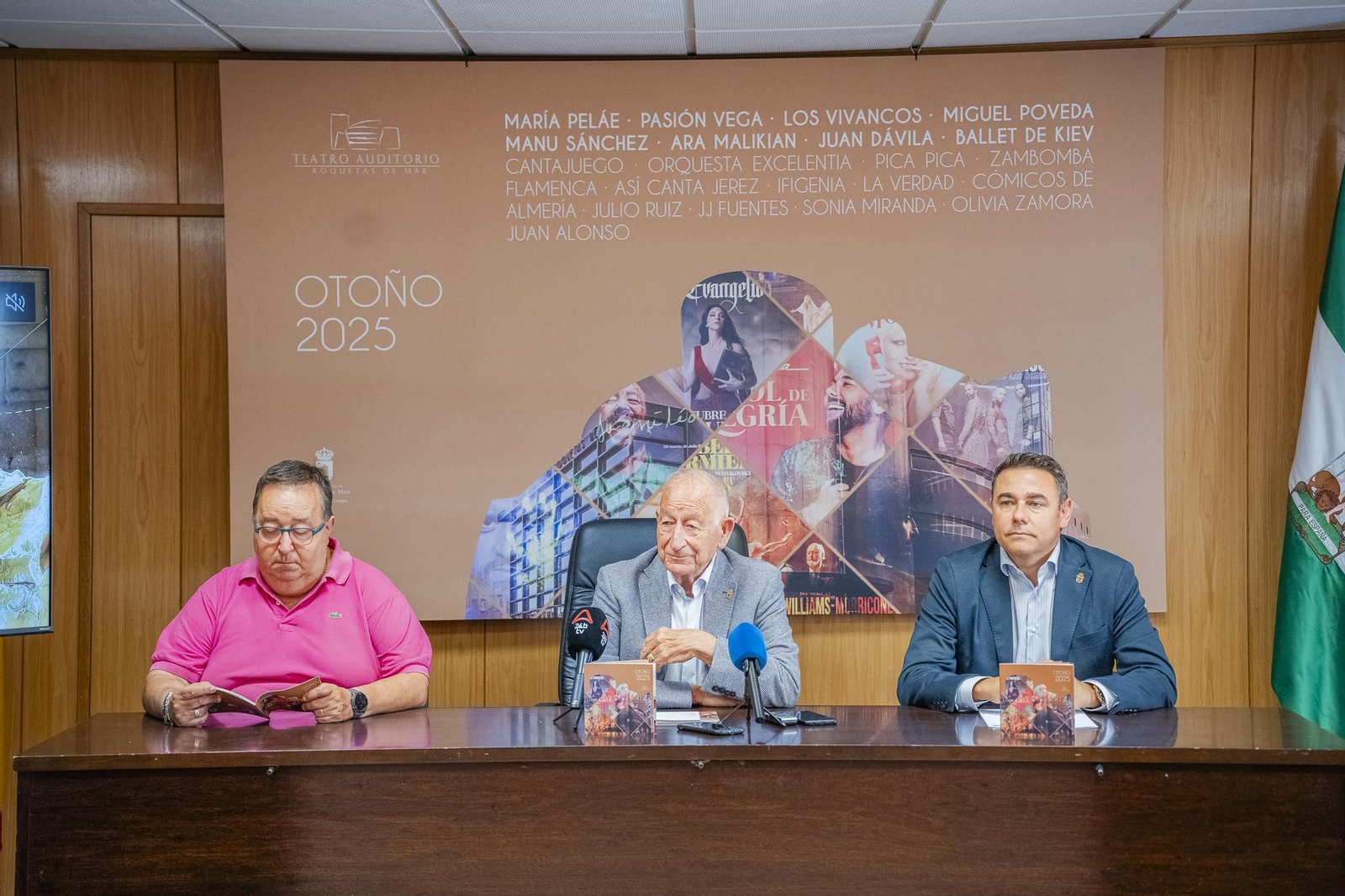 Gabriel Amat, acompañado de José Juan Rubí y Daniel Salcedo presentando la programación cultural de otoño del Teatro Auditorio.