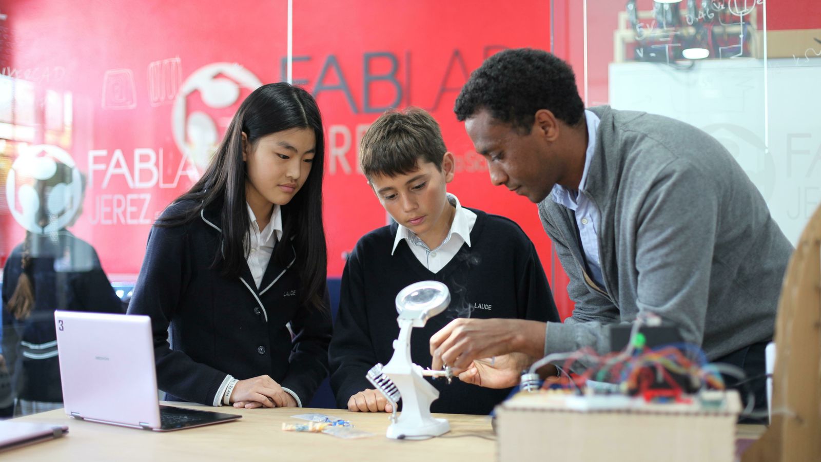 Alumnos de Secundaria en el Fab Lab.