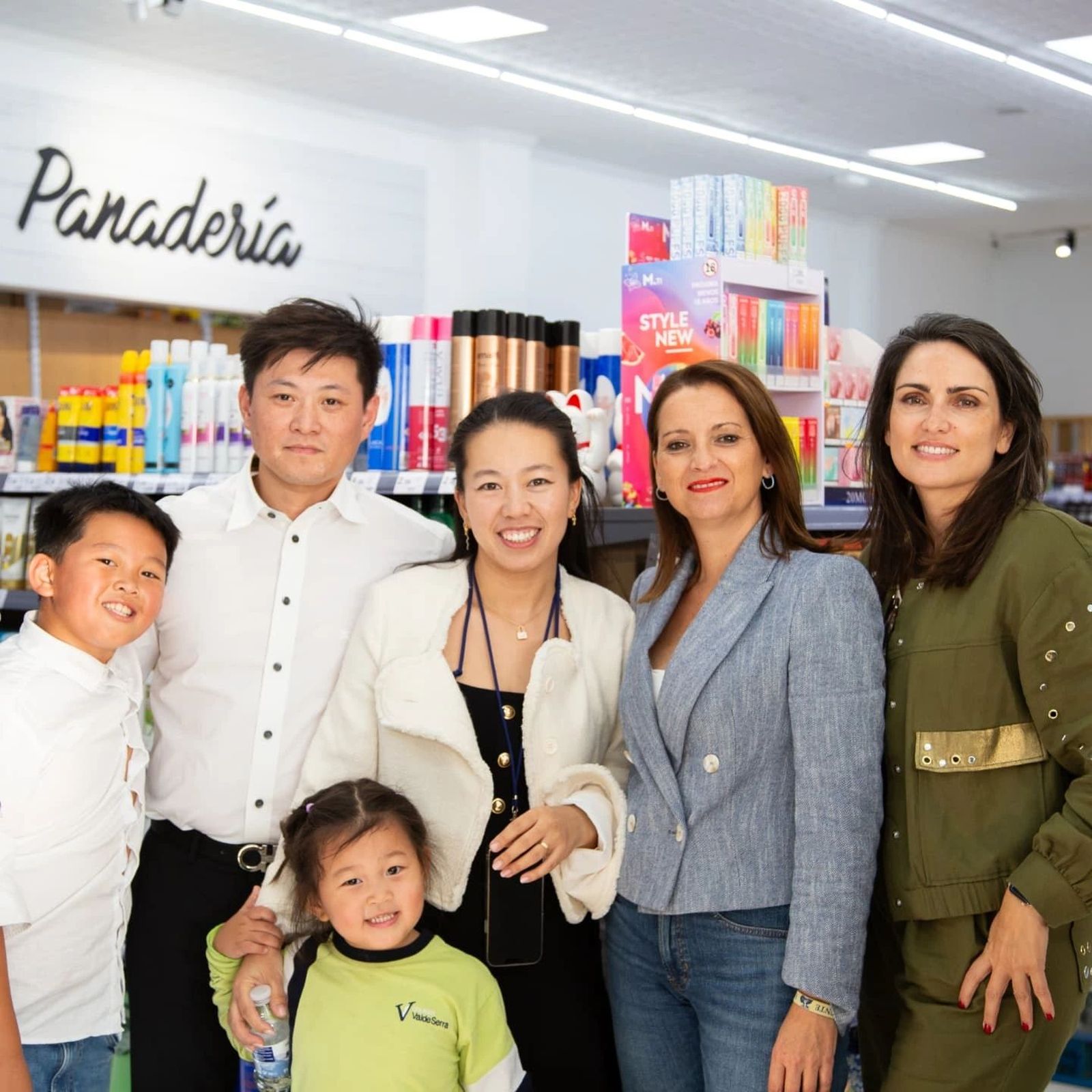 La alcaldesa, María del Mar Alfonso, durante la inauguración del supermercado