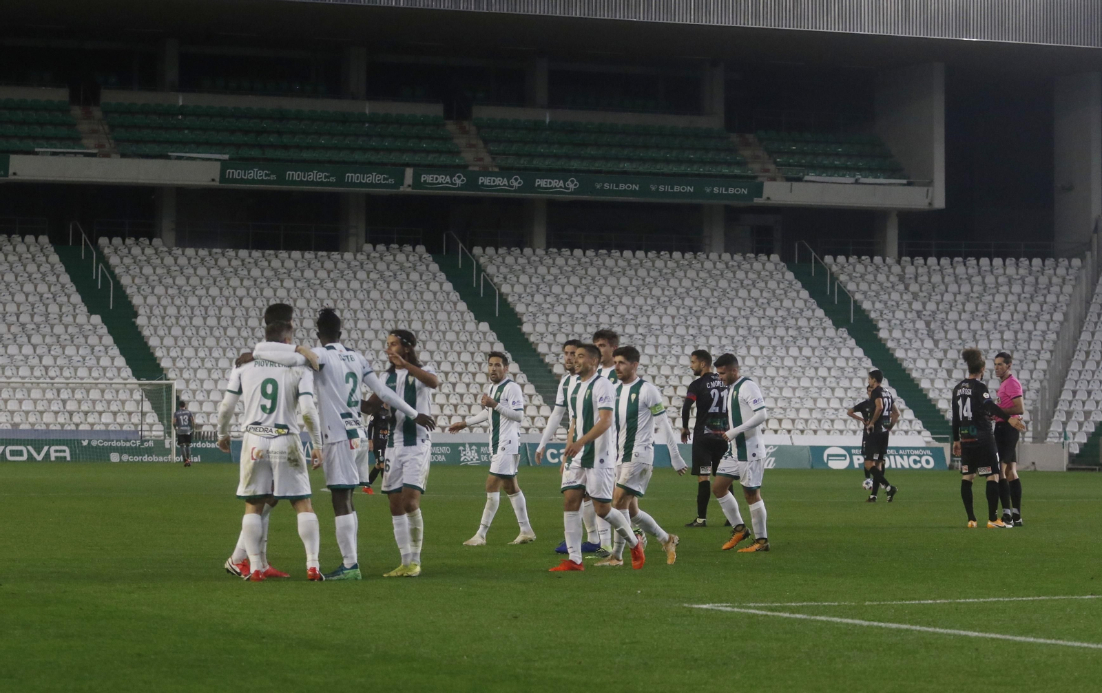 Los jugadores del Córdoba CF celebran un gol ante El Ejido en El Arcángel, el pasado domingo.