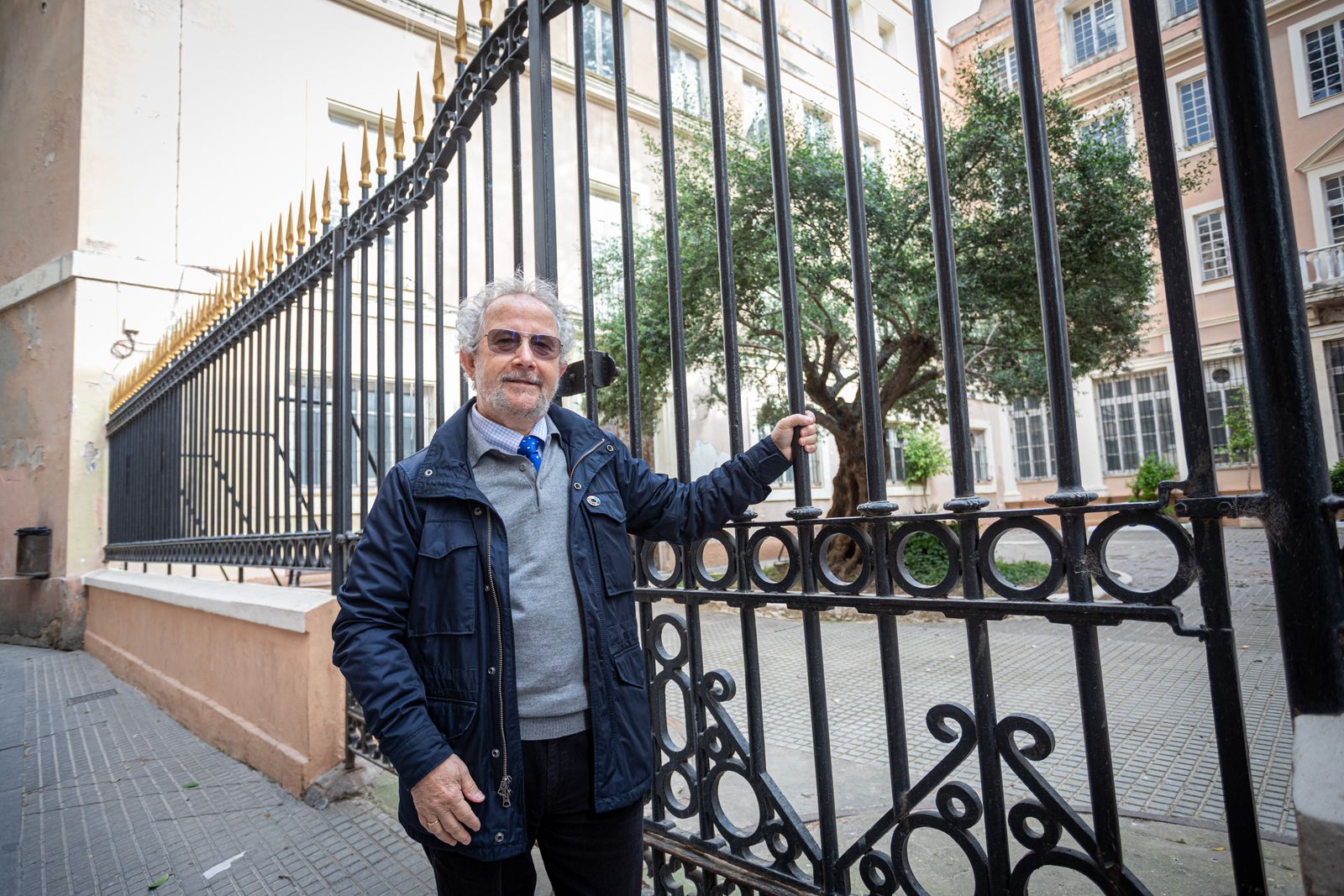 José María Esteban ante la verja de acceso al patio en el que se encuentra la entrada a la Academia de Bellas Artes.