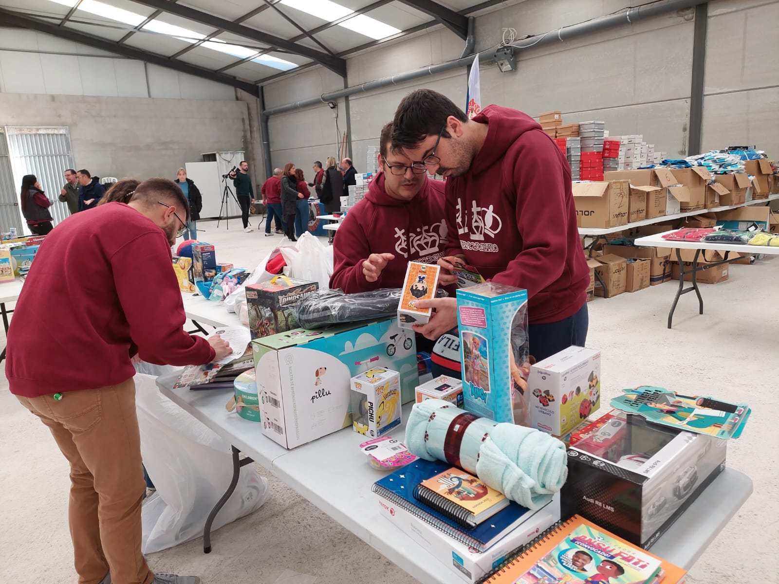 Miembros de la asociación en la nave en la que se preparan los lotes de regalos.