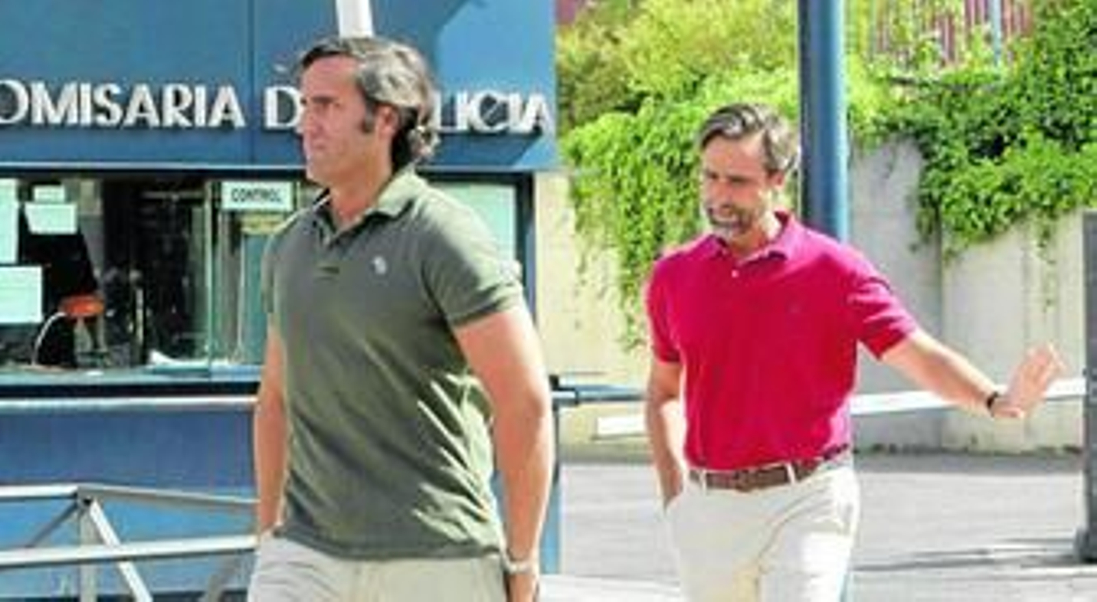 Álvaro y Javier Ruiz-Mateos, tras acudir a la Comisaría de Pozuelo de Alarcón, donde estaba detenido su padre, en agosto de 2012. Álvaro y Javier Ruiz-Mateos, tras acudir a la Comisaría de Pozuelo de Alarcón, donde estaba detenido su padre, en agosto de 2012.