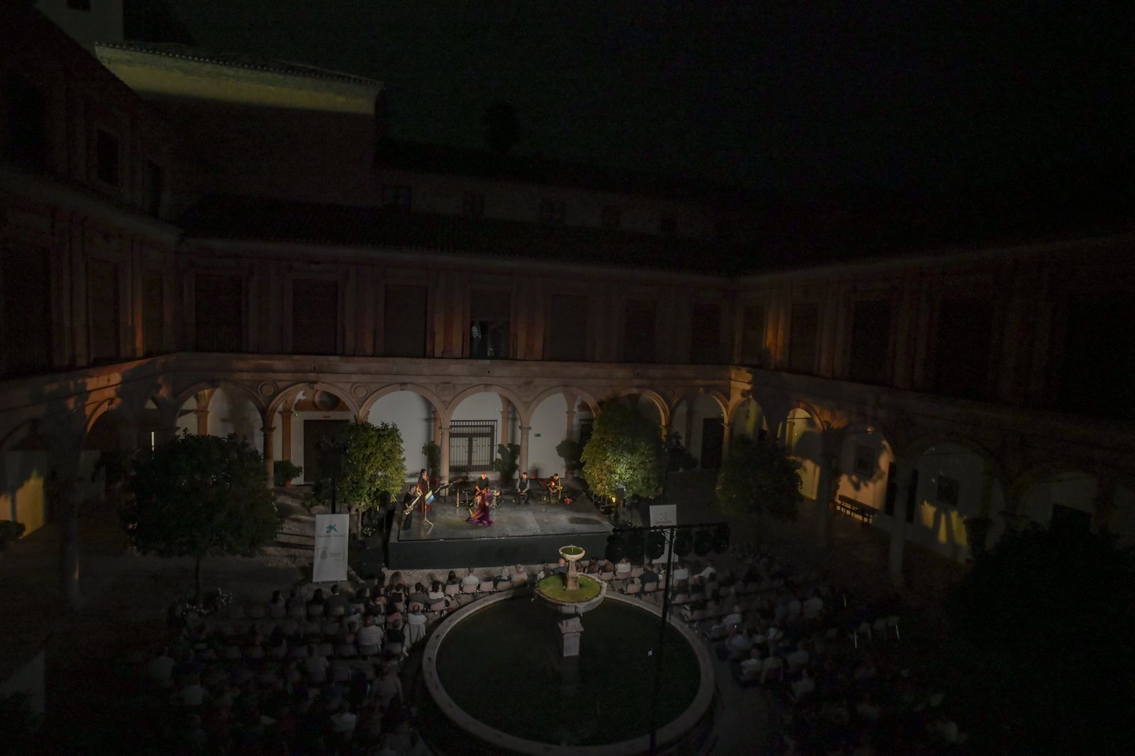 El flamenco de Fuensanta La Moneta hace vibrar la Abadía del Sacromonte: las mejores imágenes