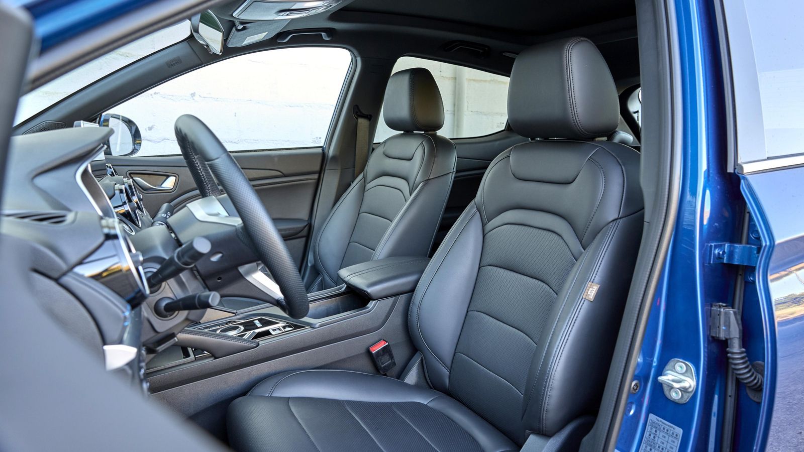 Quizá por el uso de materiales como este simil de cuero, Seres considera a este SUV como premium, aunque no alcanza a ello por carencias como la regulación de profundidad del volante, los materiales que utiliza, etc. Quizá por el uso de materiales como este simil de cuero, Seres considera a este SUV como premium, aunque no alcanza a ello por carencias como la regulación de profundidad del volante, los materiales que utiliza, etc.