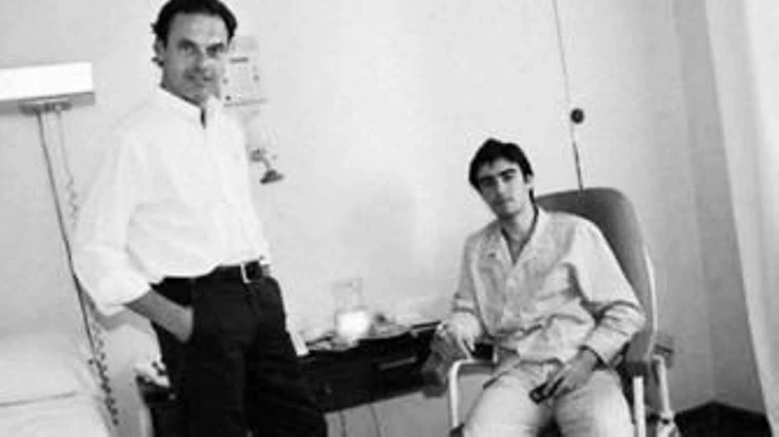 Miguel Ángel Perera, junto a su apoderado Fernando Cepeda en la habitación del hospital.