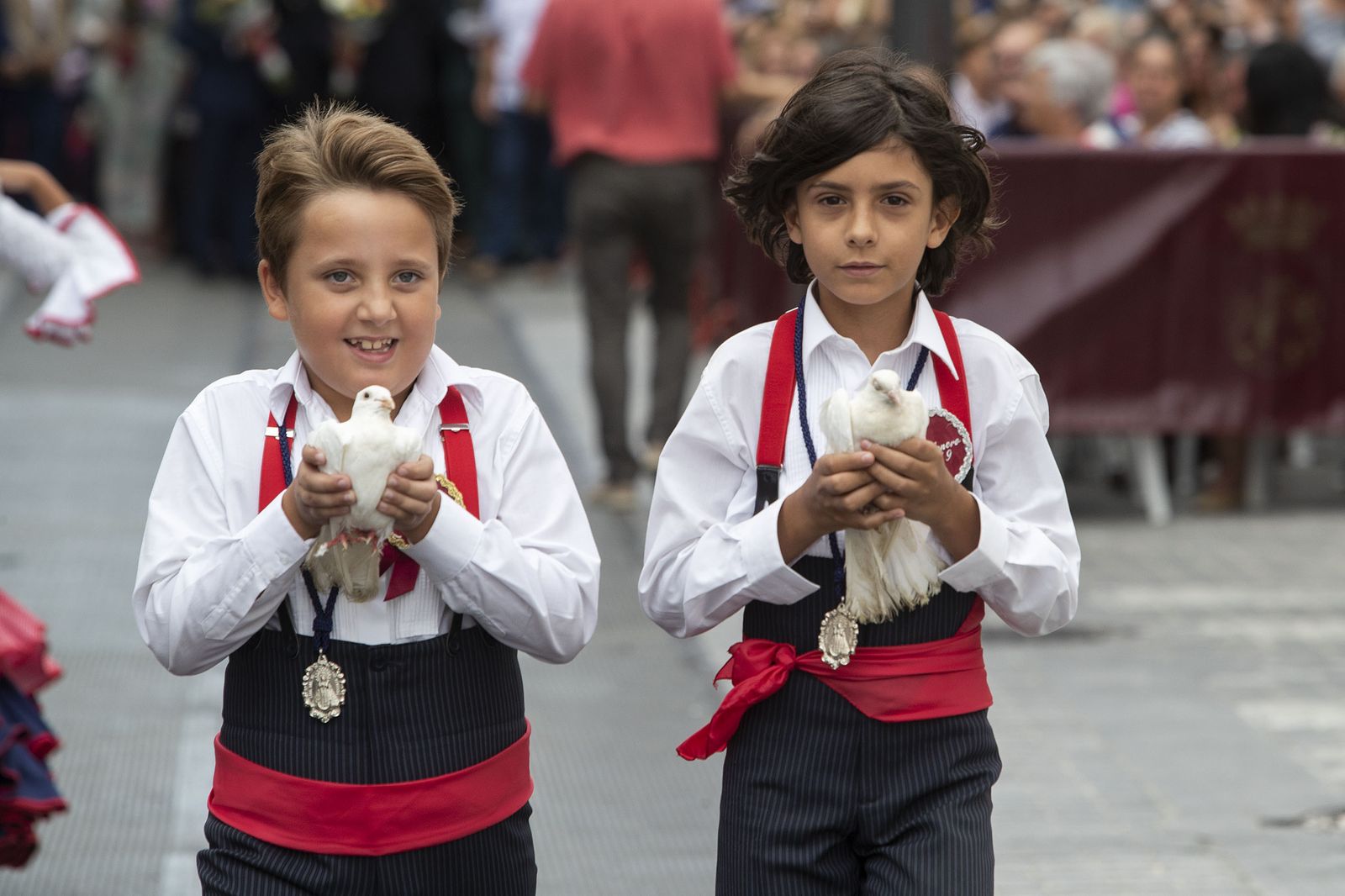 Imágenes de la ofrenda floral a la Patrona