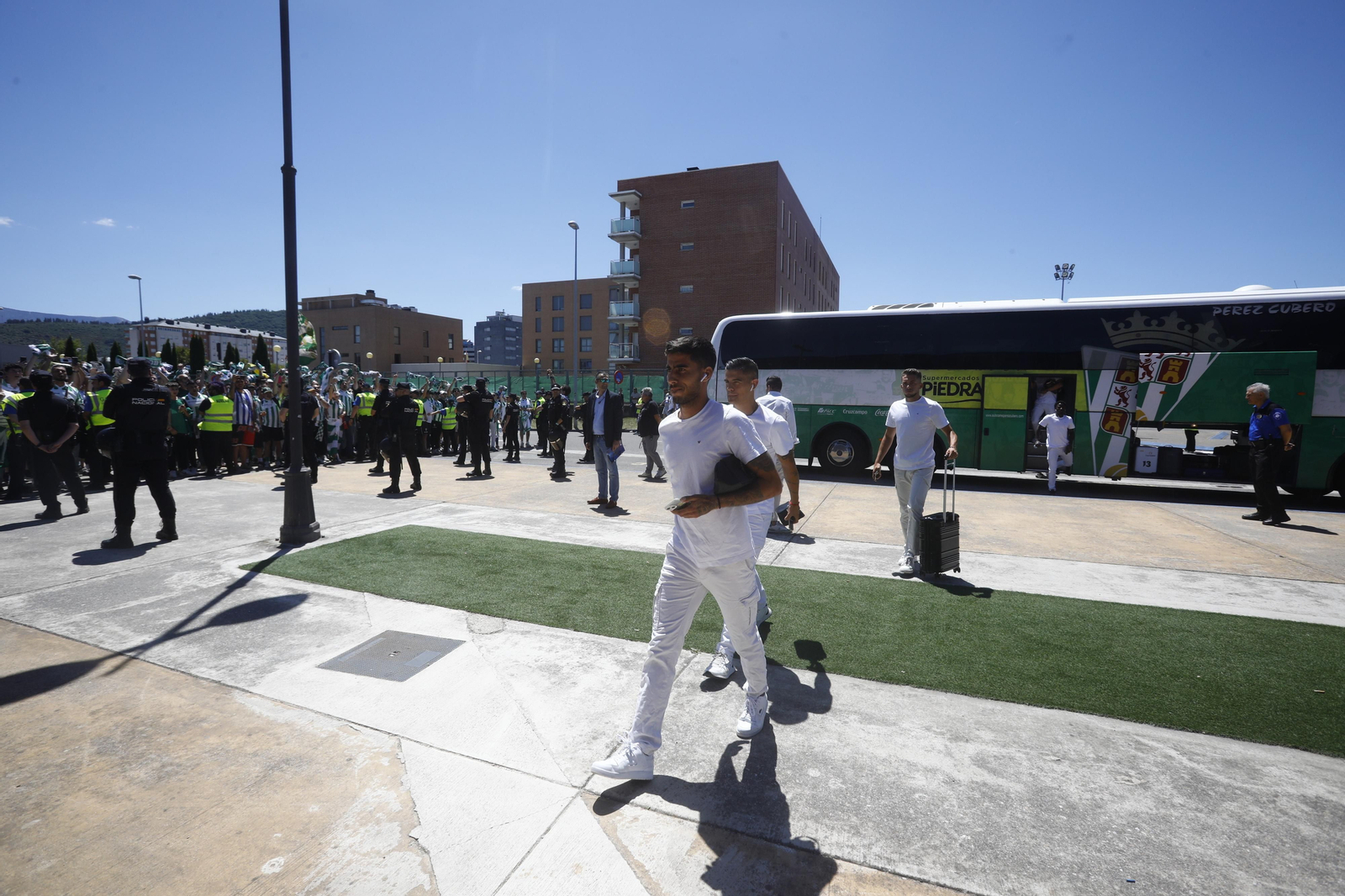 El Córdoba CF recibe el calor de su afición a su llegada a El Toralín antes del partido ante la Ponferradina El Córdoba CF recibe el calor de su afición a su llegada a El Toralín antes del partido ante la Ponferradina