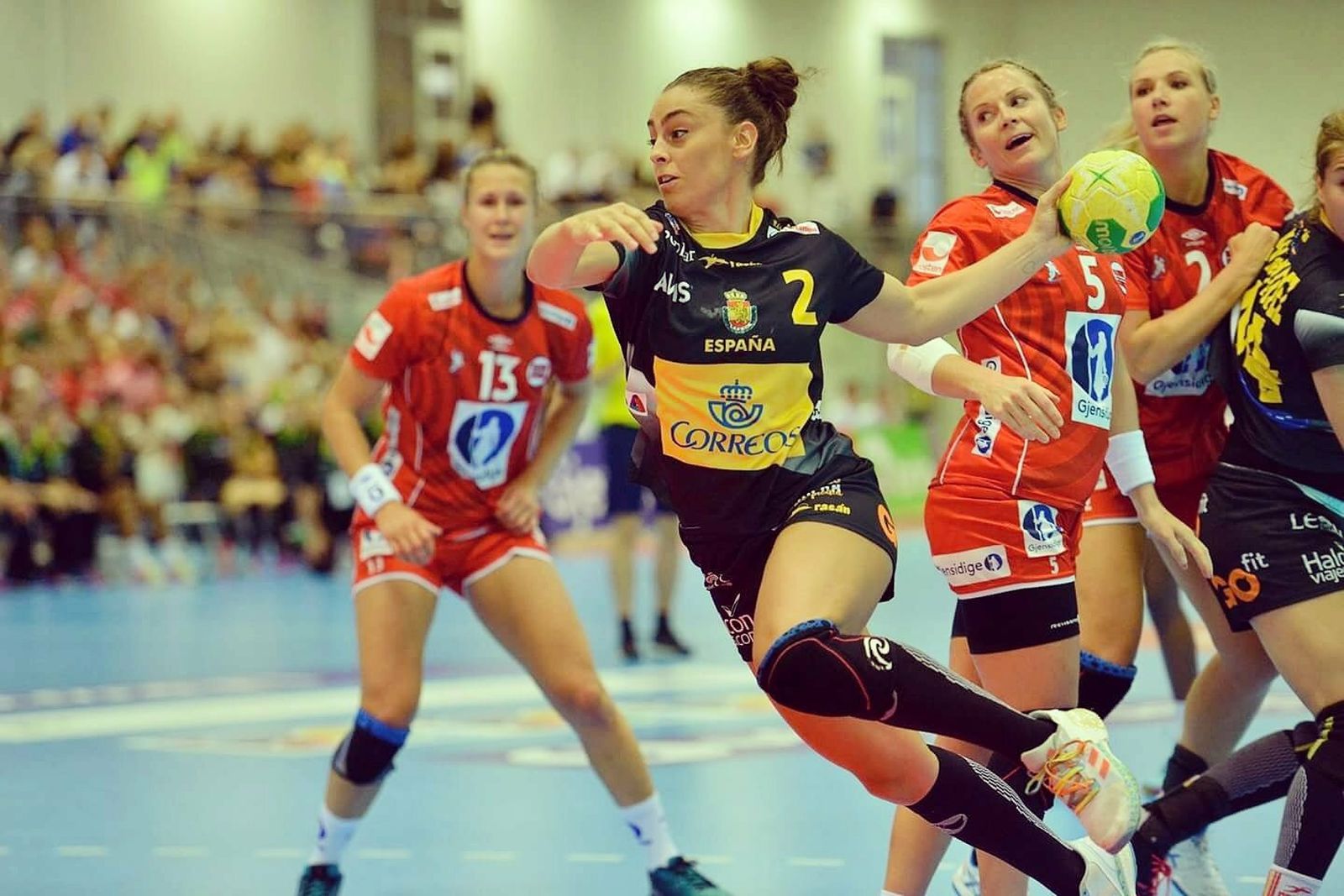 Marta López durante un partido con la selección española.