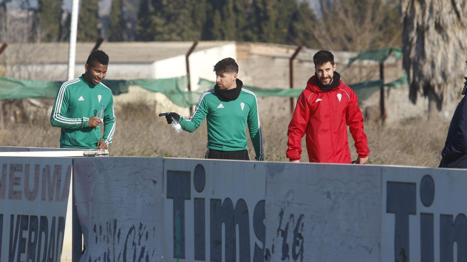 Fidel Escobar y Javi Flores se retiran del entrenamiento en la Ciudad Deportiva.