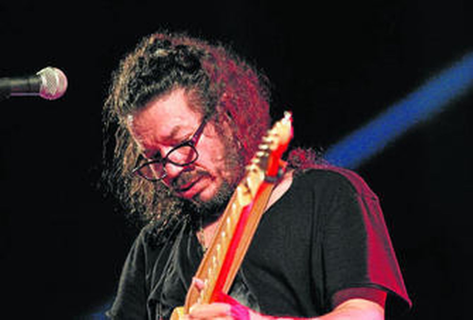 Unas 2.000 personas se dieron cita en la Plaza Vieja para escuchar a Raimundo Amador.