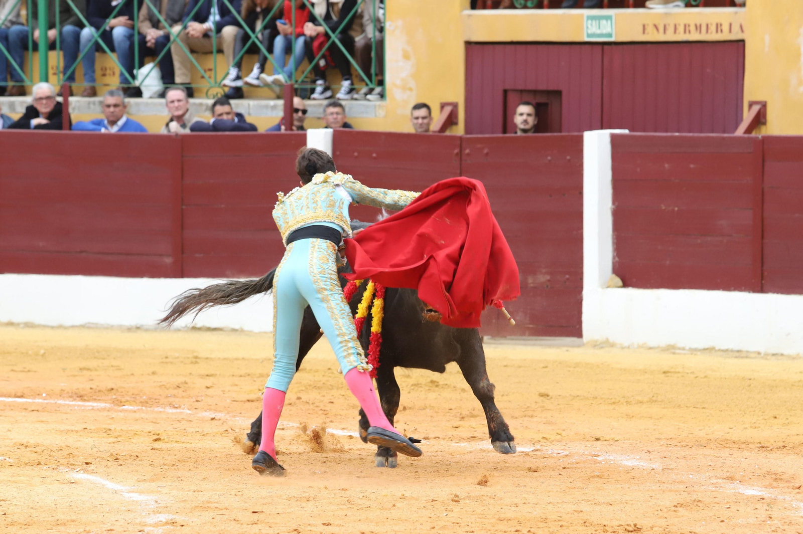 Imágenes de la novillada previa a la Semana Santa en la plaza de toros de La Línea