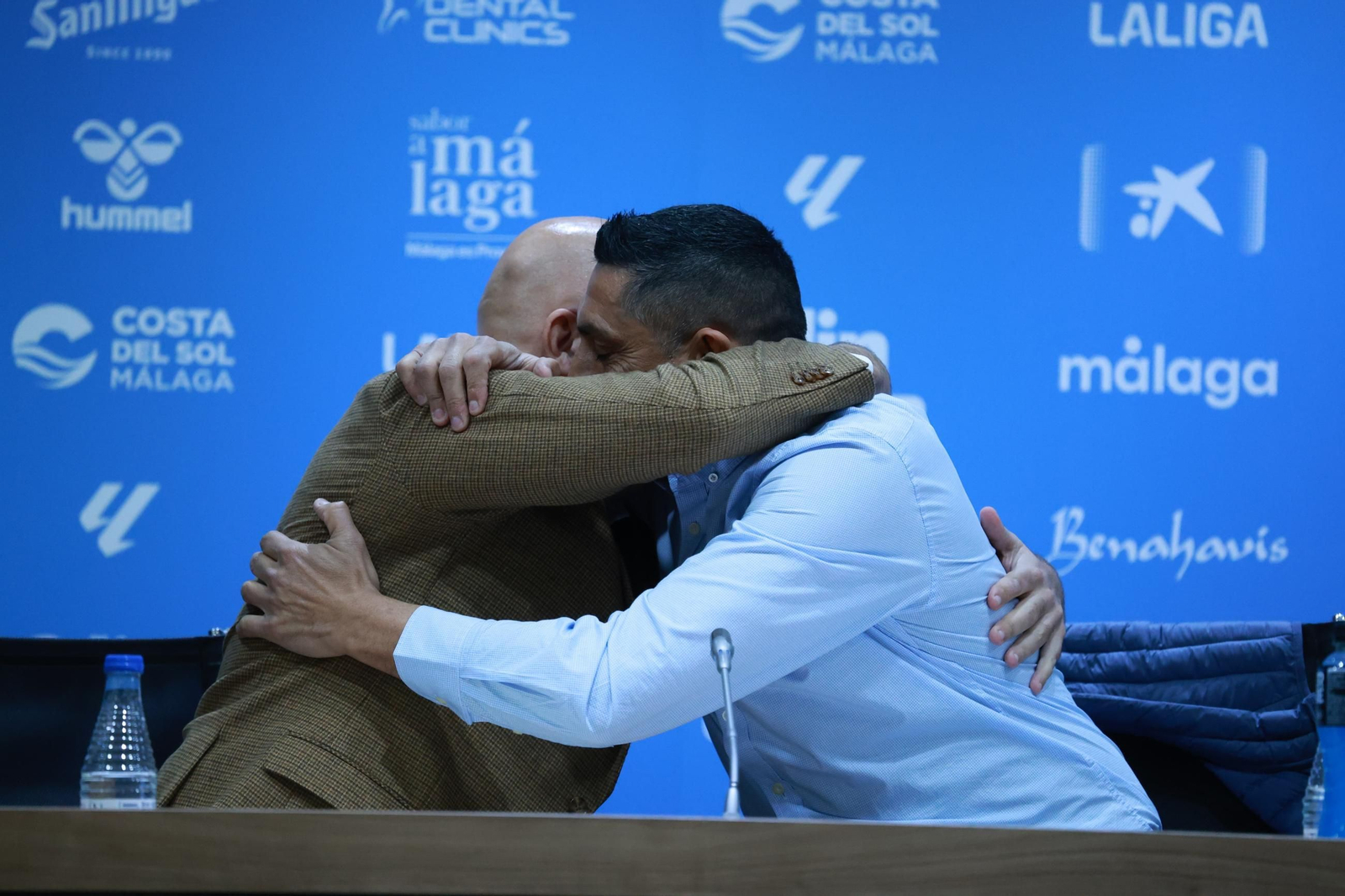 Basti: La presentación de su libro en La Rosaleda, en fotos