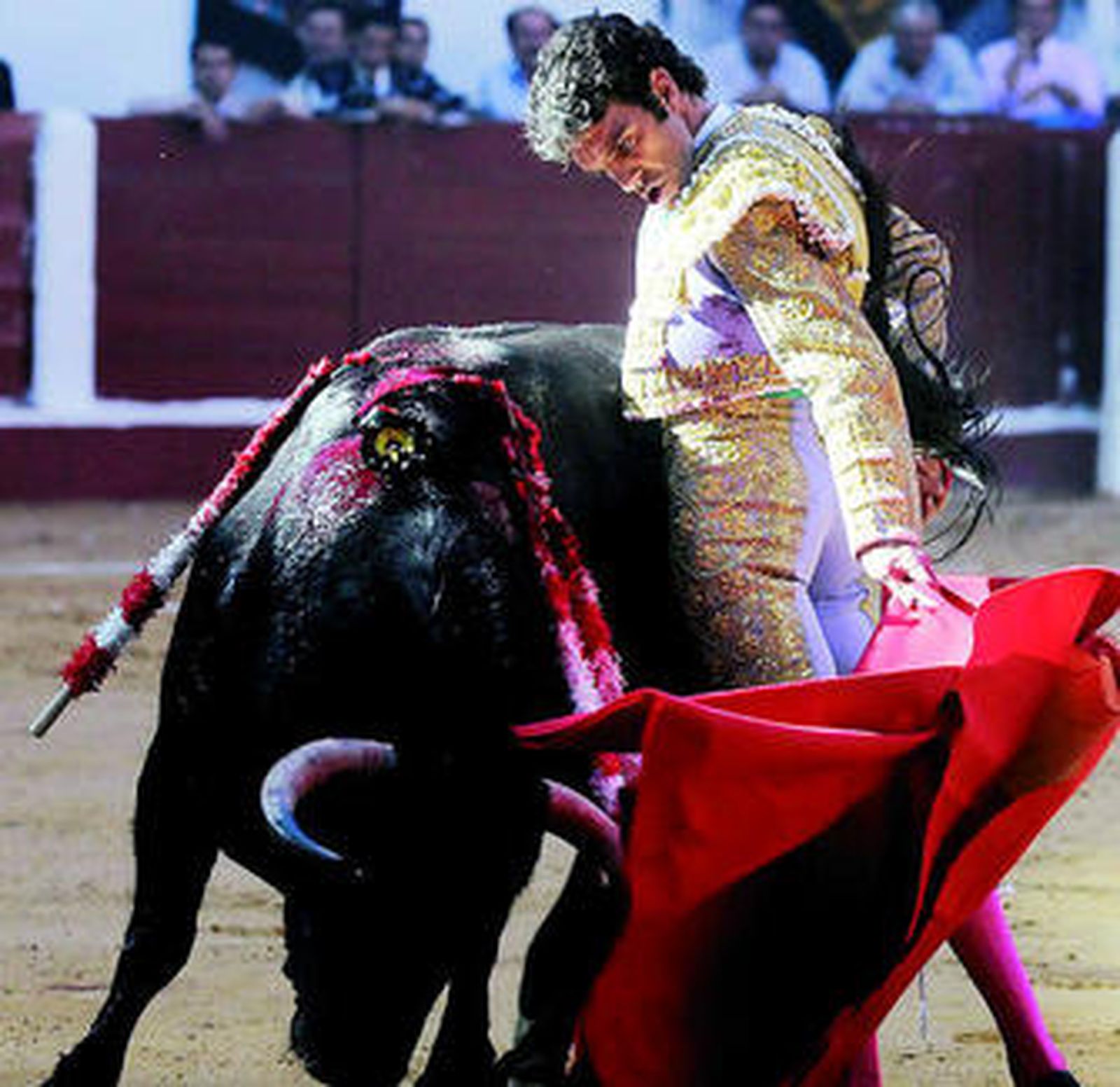 José Tomás, muy metido en su primero, ayer en la plaza de León.