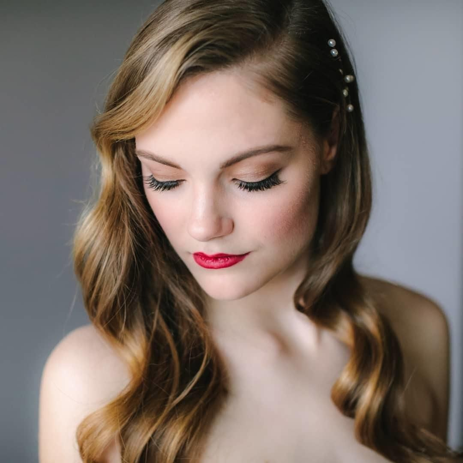 Ondas vintage con accesorios de perlas, también de @sarahwhair.