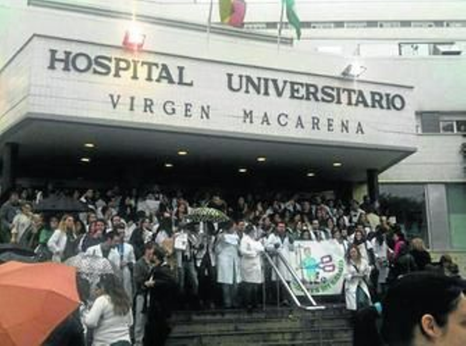 Médicos residentes, ayer durante una cacerolada en el Hospital Virgen Macarena.
