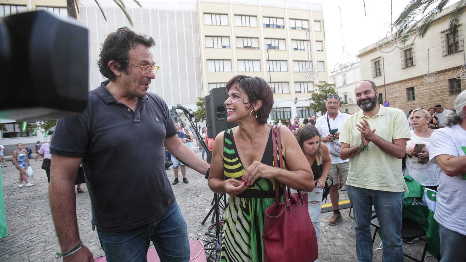 El alcalde de Cádiz y Teresa Rodríguez, a su llegada a la Plaza Fragela.