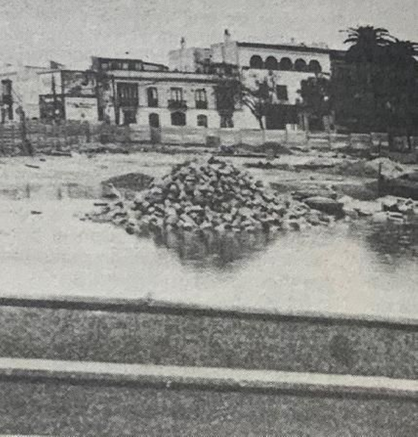 La plaza del Mamelón, en su primera fase de obras, tras el derribo de las casas.