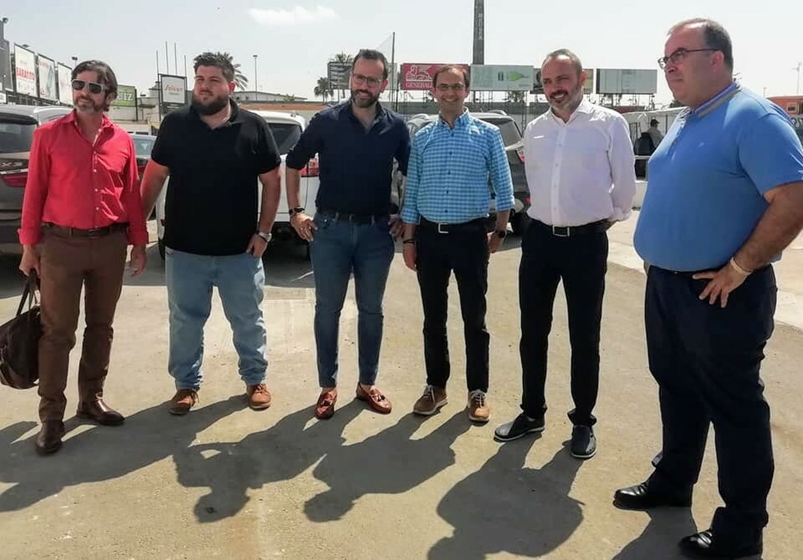 El alcalde, con el nuevo presidente del Atlético Sanluqueño y otros responsables del club en El Palmar.