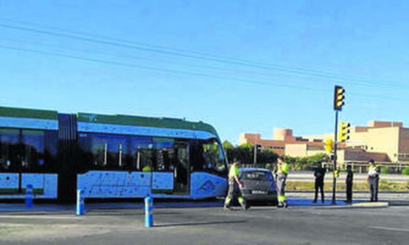Imagen del momento del accidente y llegada de la Policía para levantar el atestado.