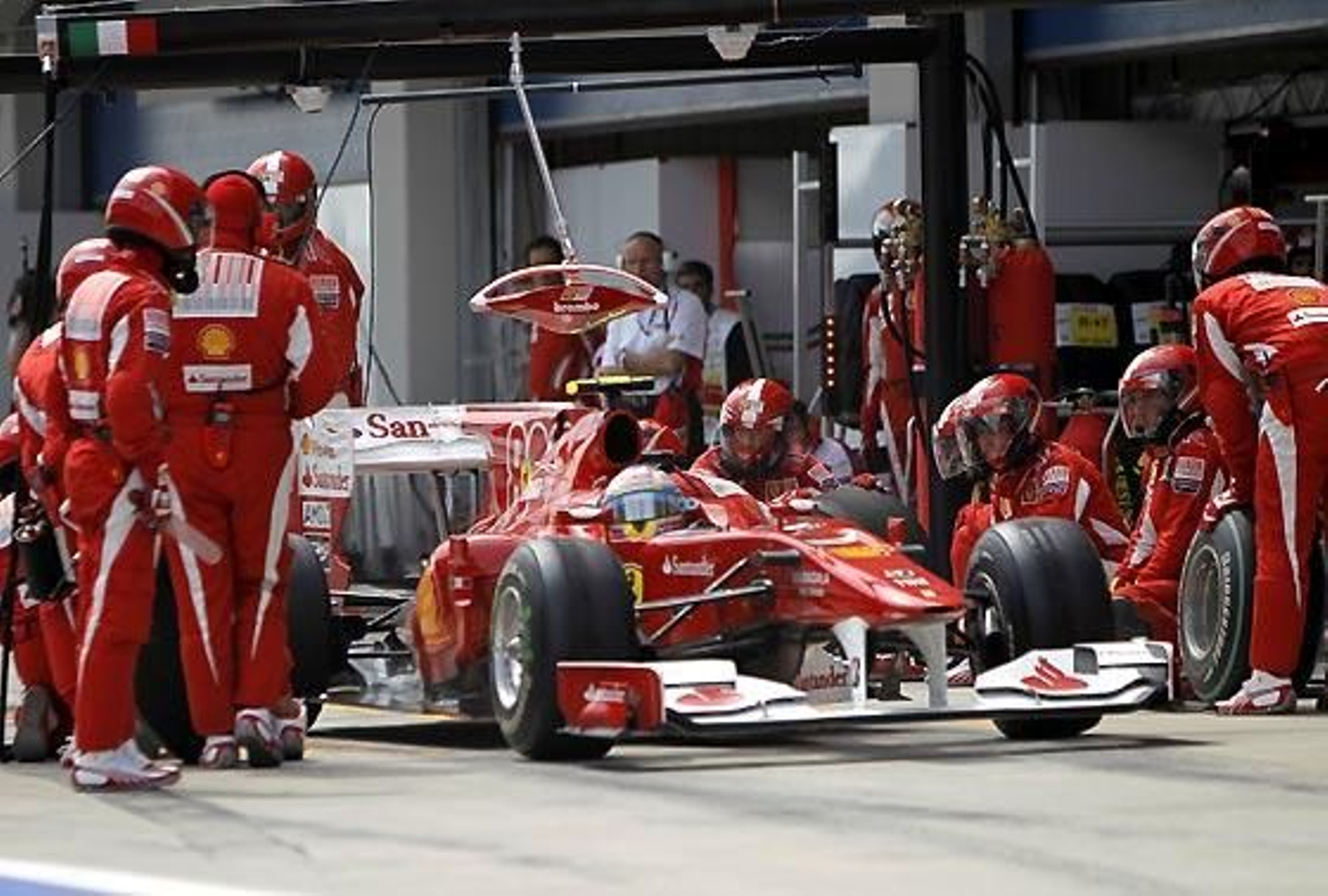 Fernando Alonso (Ferrari), en boxes.

Foto: Reuters / Afp Photo / Efe