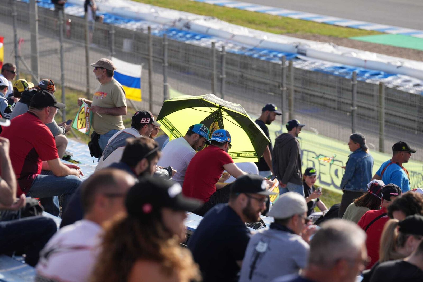 Neveras, cerveza muy fría y sombrillas para combatir al calor en el Gran Premio de España en Jerez
