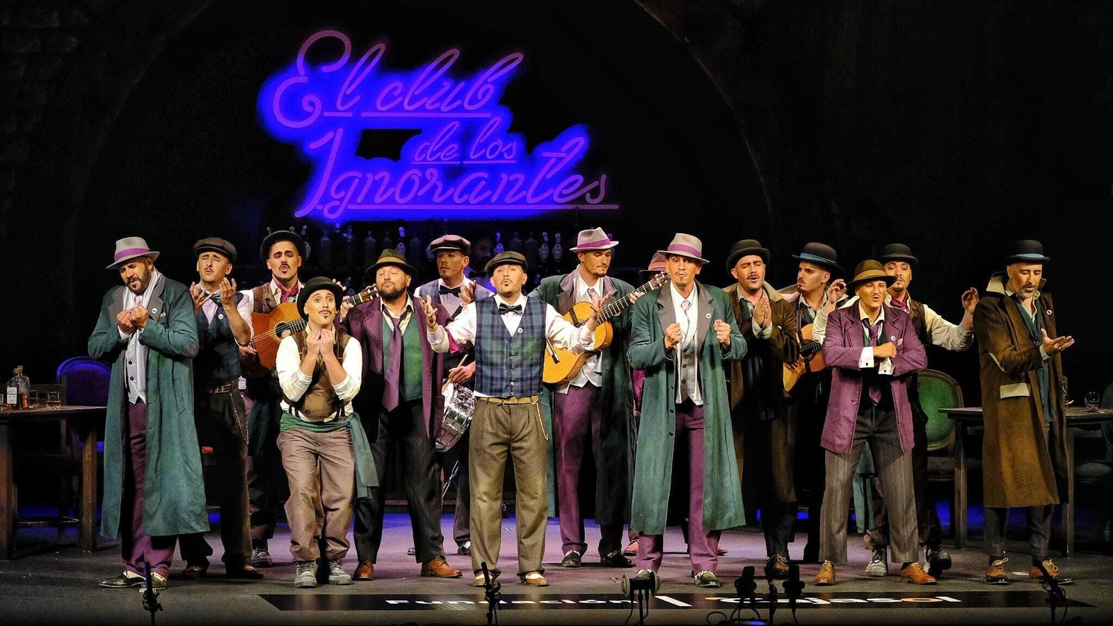 La comprasa 'El club de los ignorantes' , en escena.