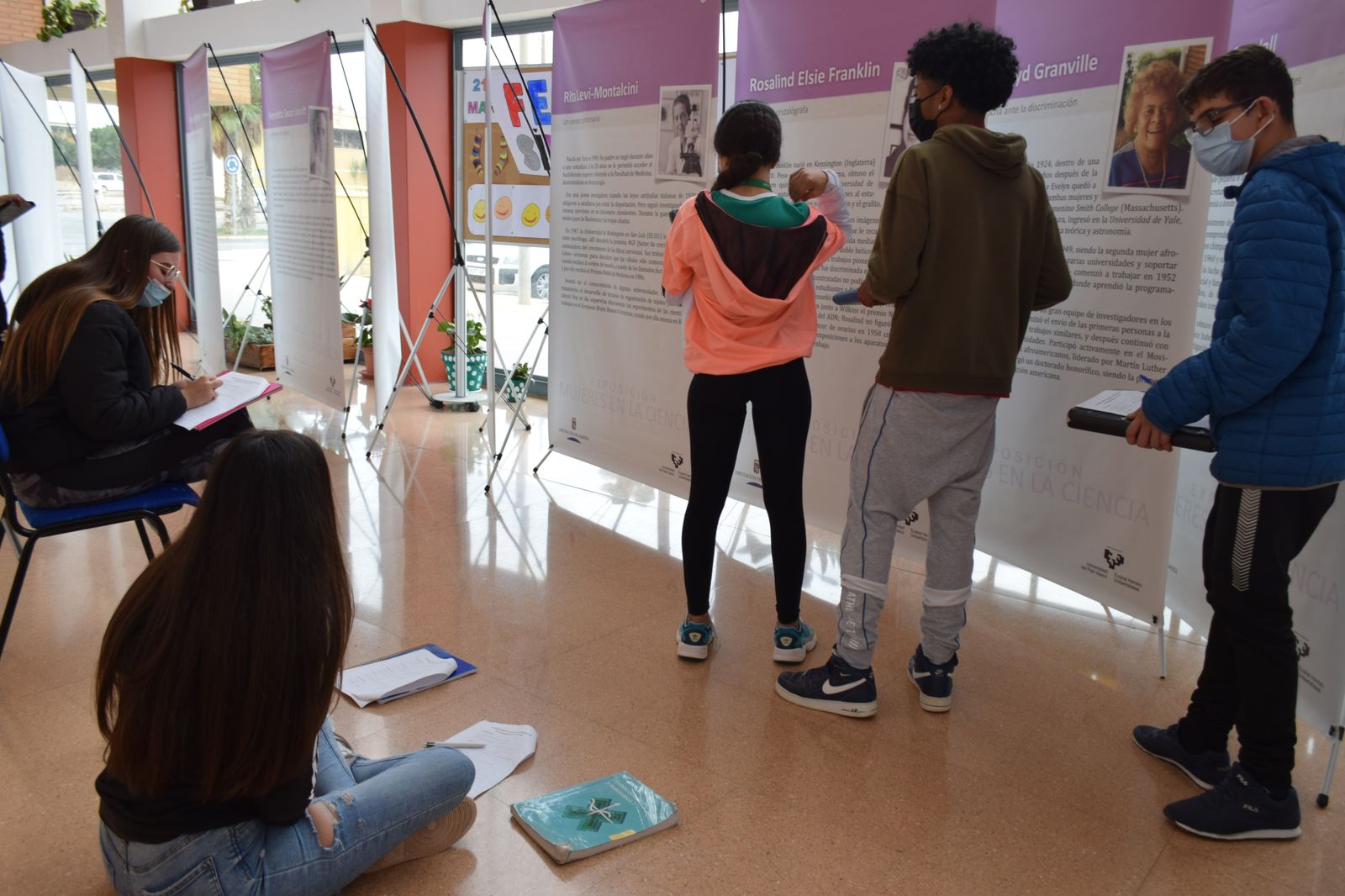 La muestra ya está en el centro educativo vicario.