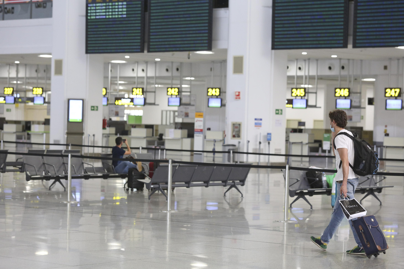 El aeropuerto de Málaga: A la espera de los primeros viajeros en el plazo de un mes
