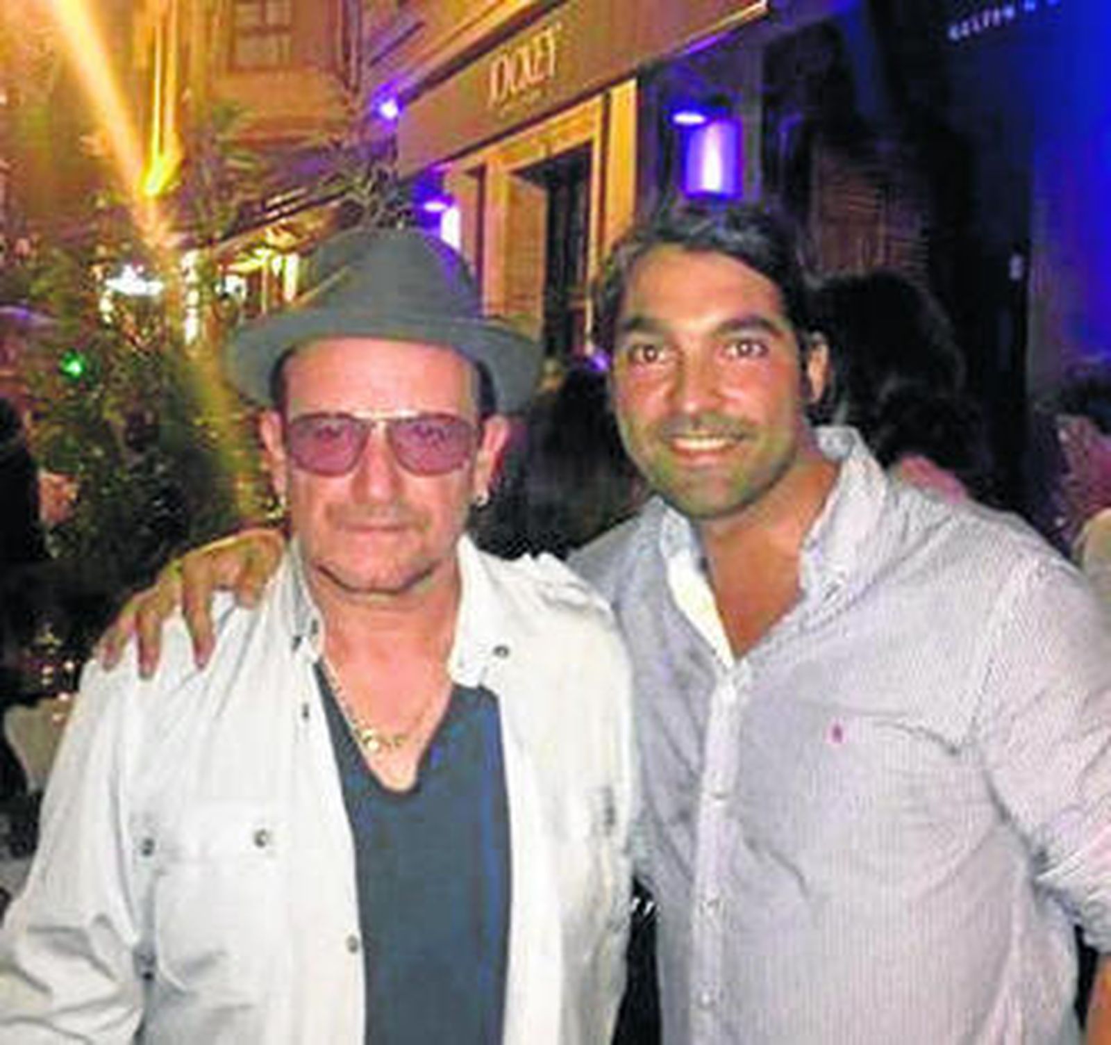 El cantante Bono con el sorprendido dueño del pub valenciano.