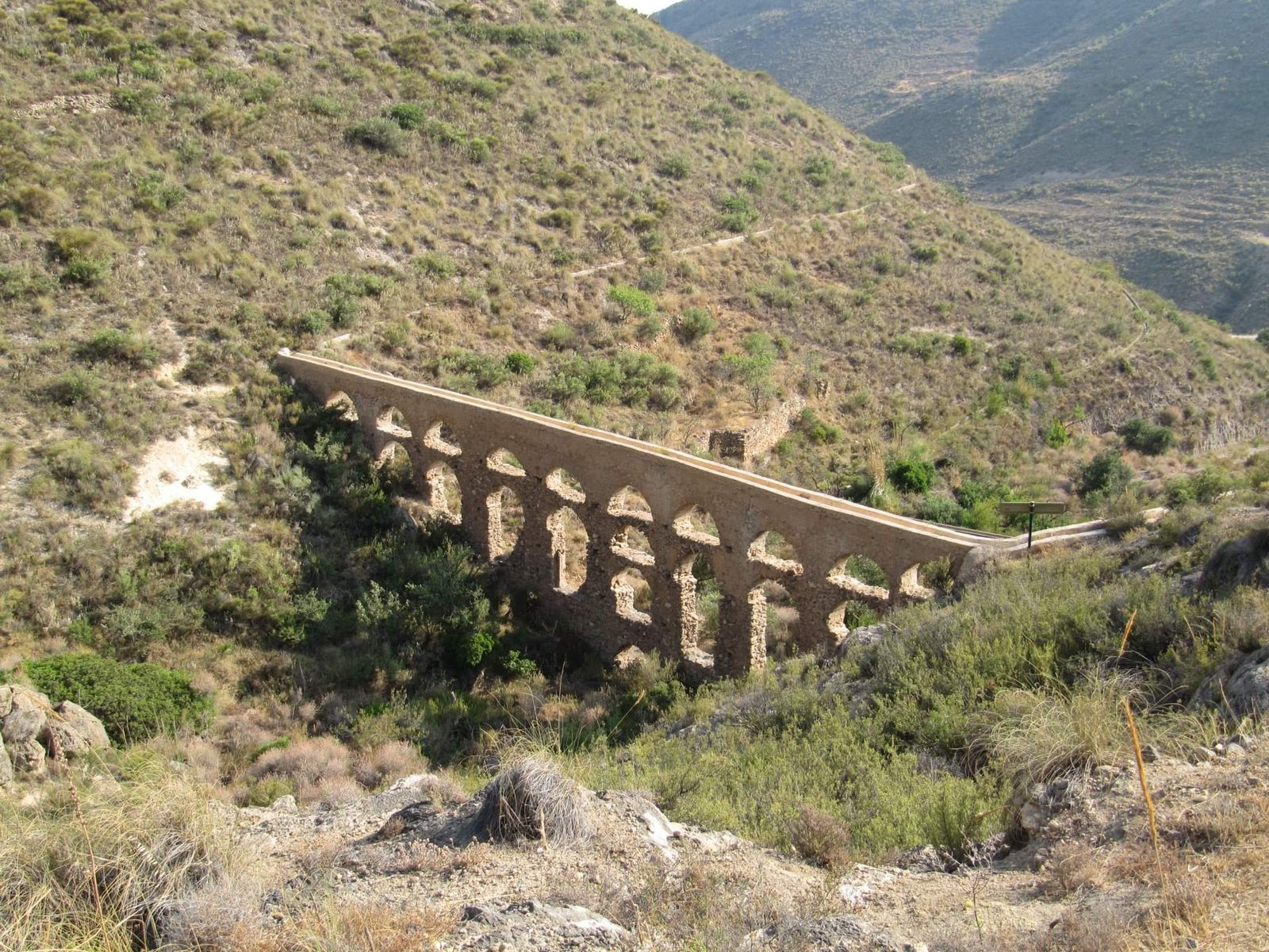 Panorámica del acueducto del Carcauz.