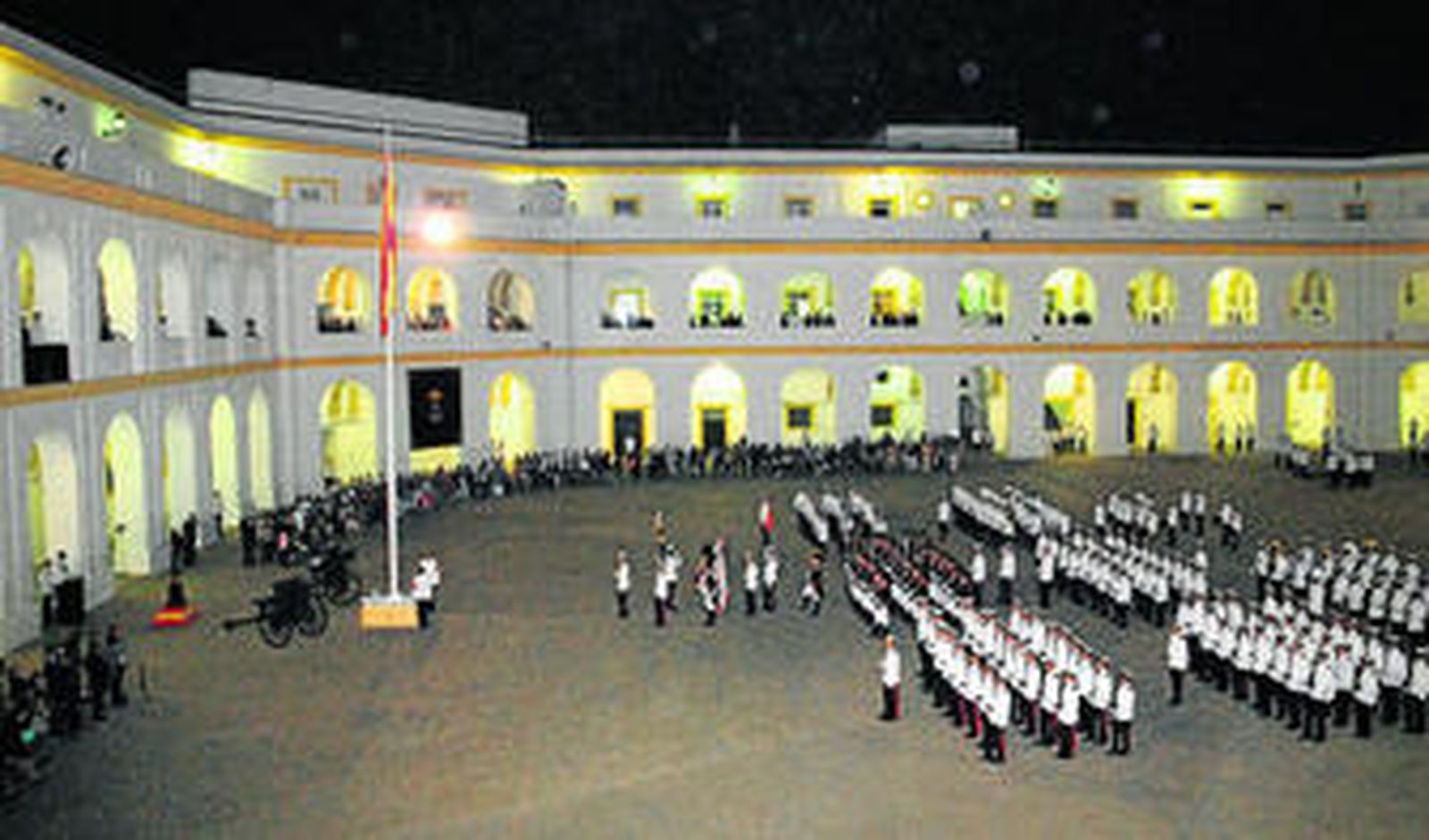 Momento en el que se procede al arriado de la bandera en el TEAR.