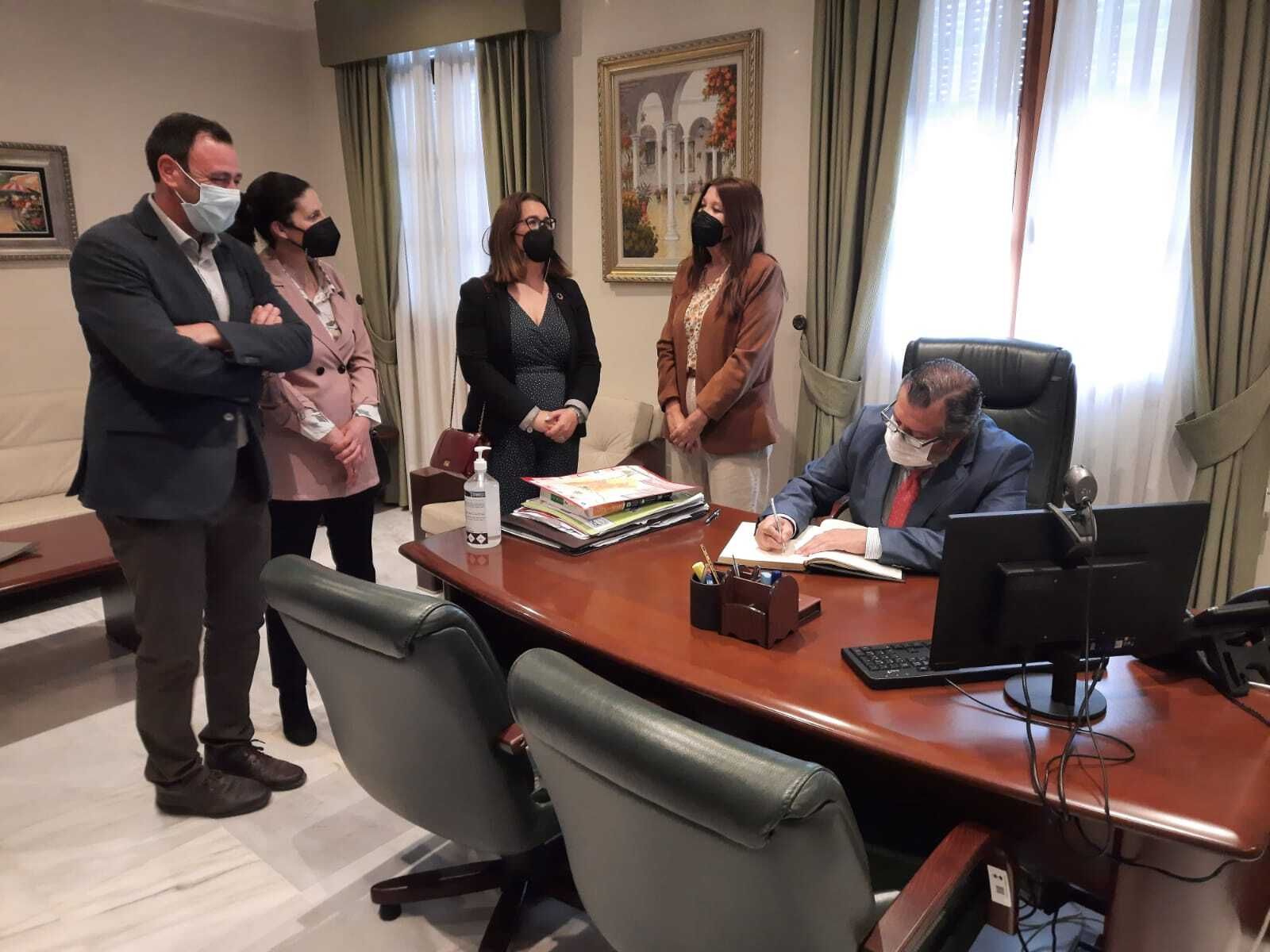 Un momento de la visita del delegado territorial al Ayuntamiento de Chucena.