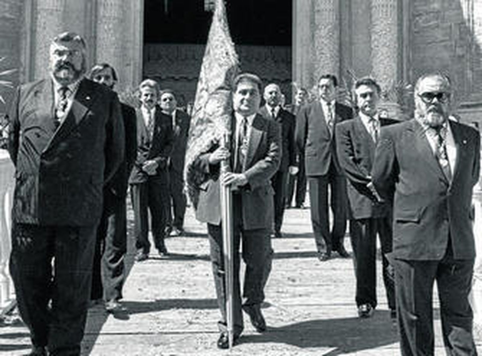 Ramón Sánchez Heredia porta el pendón de la Ciudad, como edil más joven, en la procesión del Corpus de 1993.